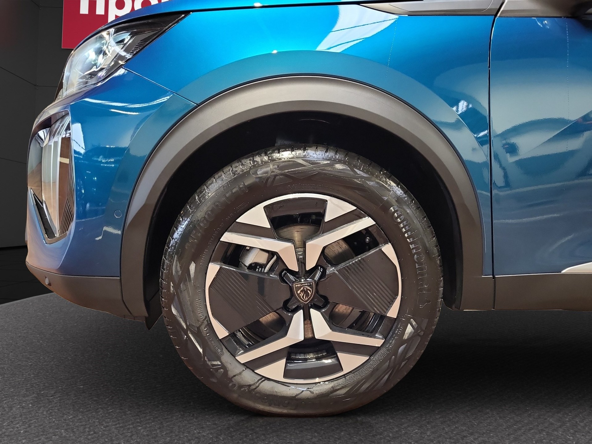 PEUGEOT 2008 1.2 136 MHEV Allure-showroom-element-3