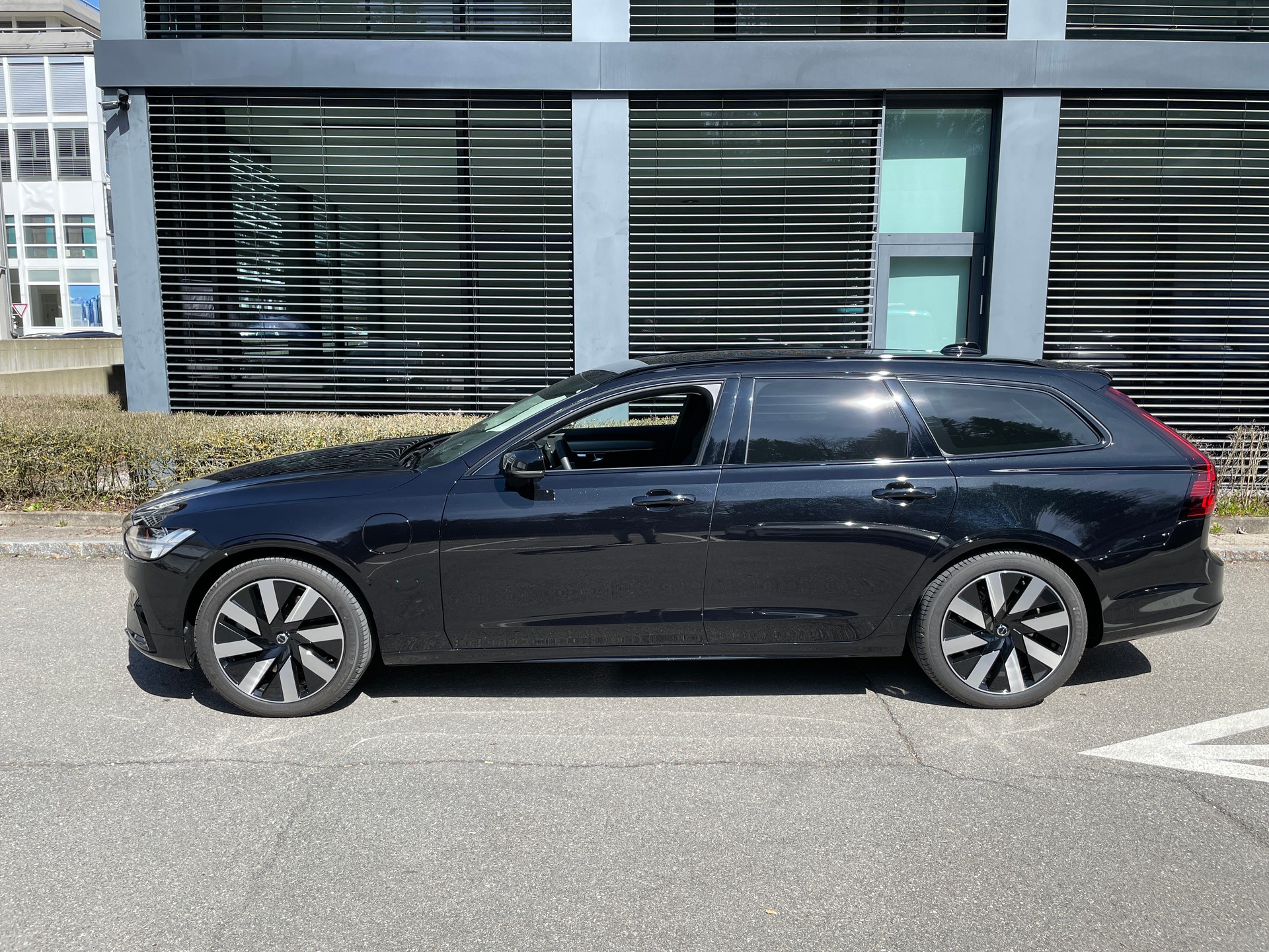 VOLVO V90 T6 eAWD Plug in Hybrid Plus Dark Geartronic-showroom-element-1