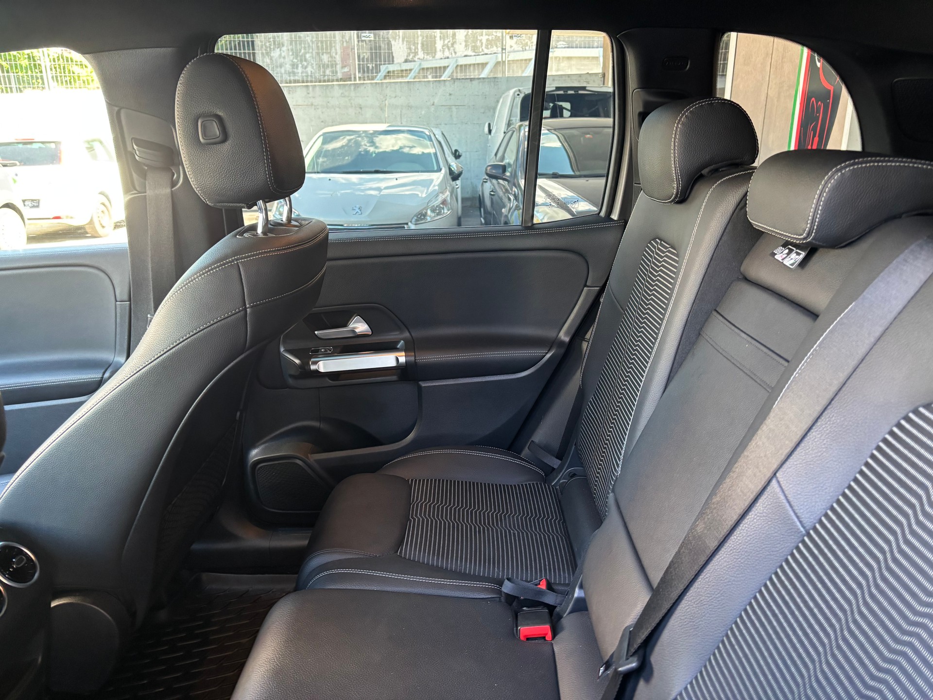 MERCEDES-BENZ GLB 200 d Progressive 8G-Tronic-image-12