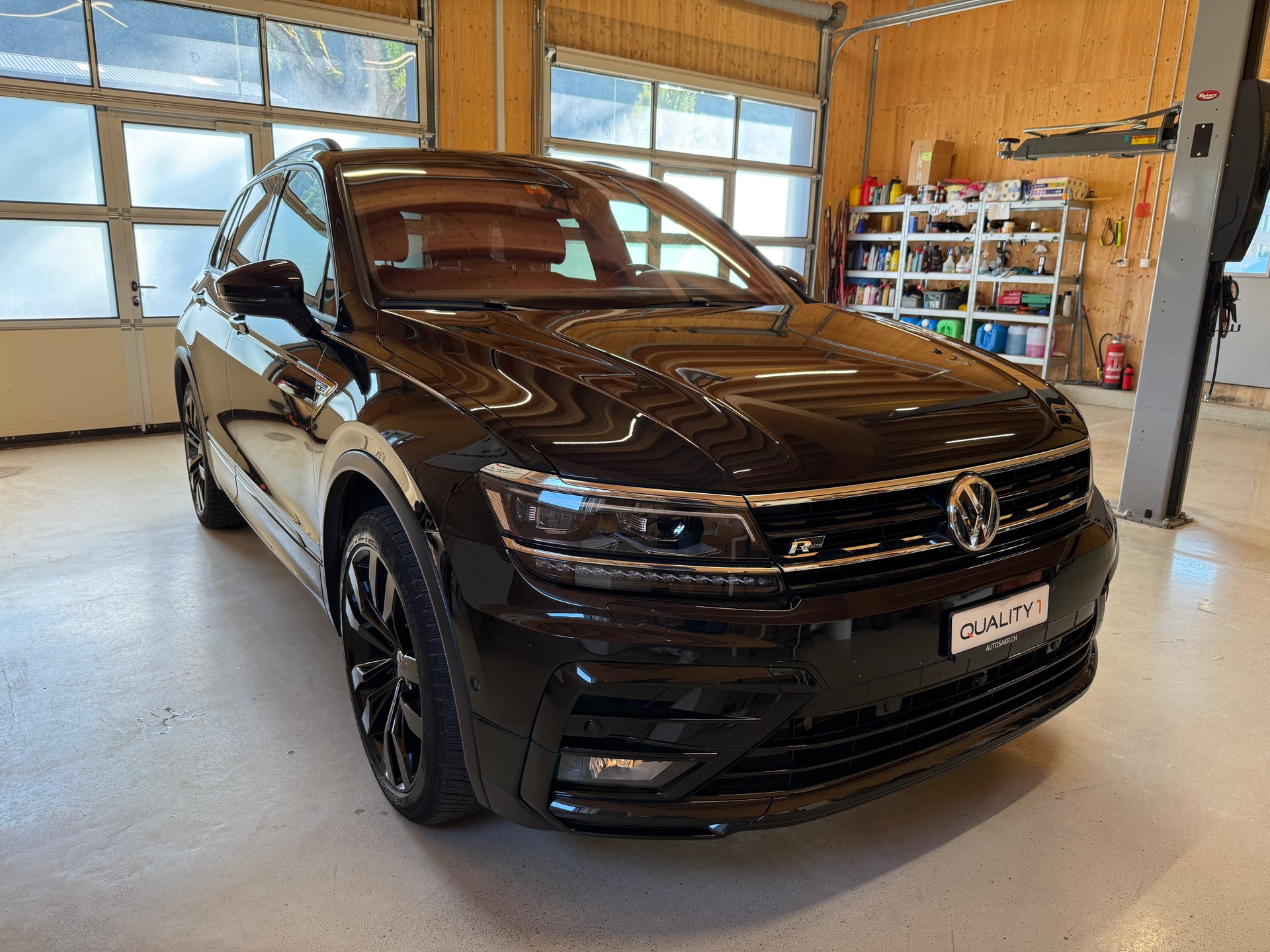 VW Tiguan 2.0TSI Highline 4Motion DSG-showroom-element-2