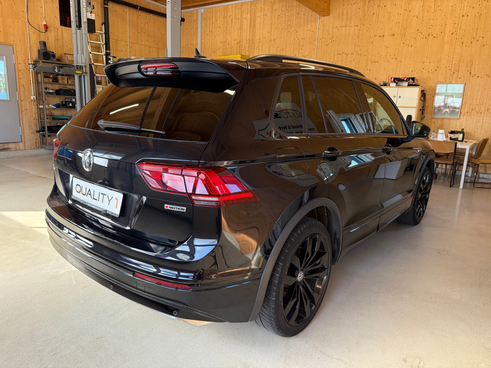 VW Tiguan 2.0TSI Highline 4Motion DSG-showroom-element-3