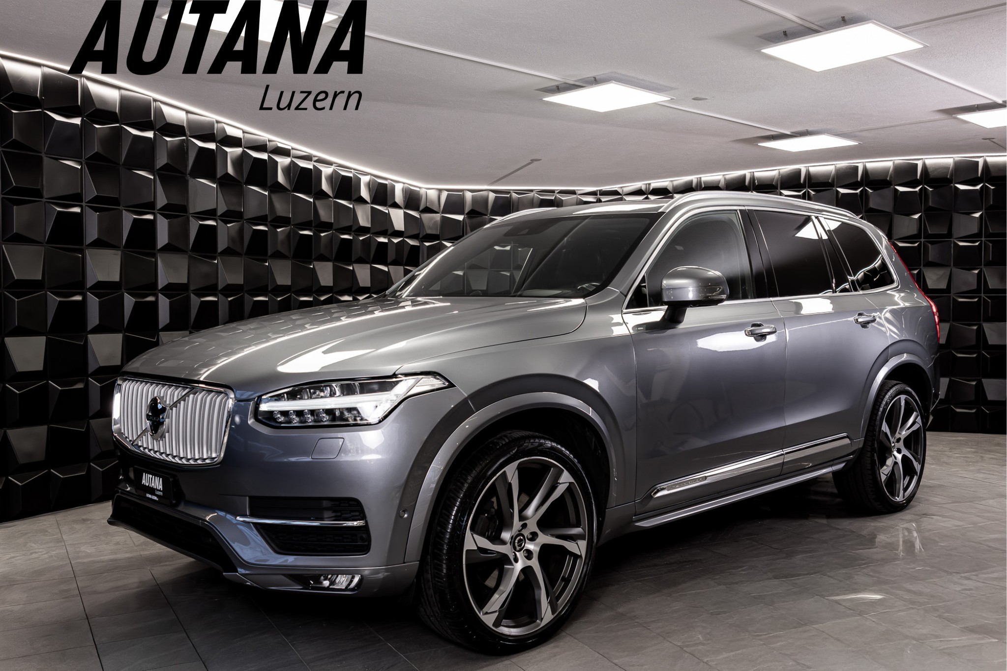 VOLVO XC90 T6 (SUV / Geländewagen) VOLVO XC90 T6 (SUV / Geländewagen)