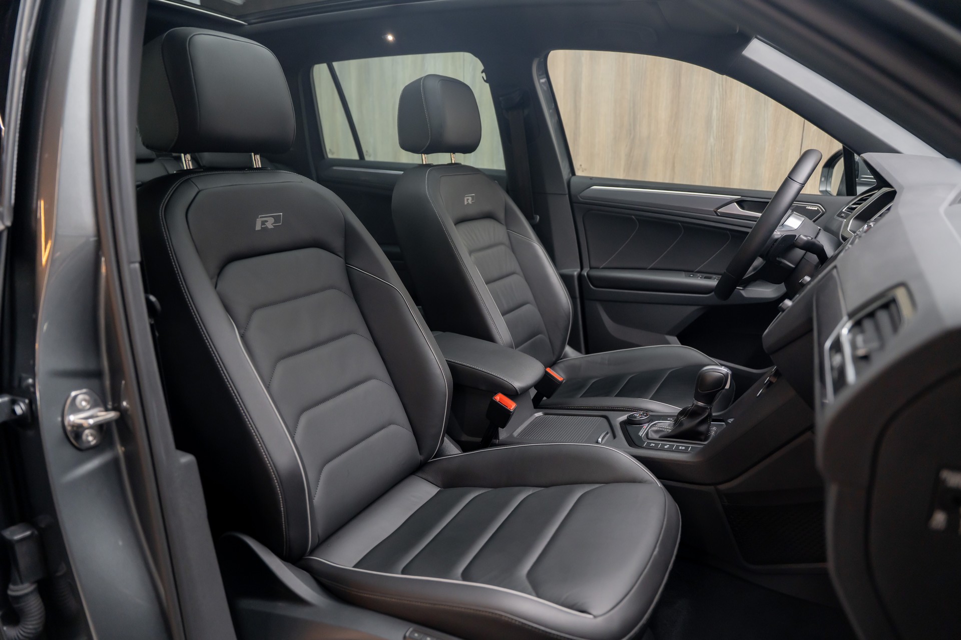 VW Tiguan 2.0TSI R-Line Highline 4Motion DSG-showroom-element-3