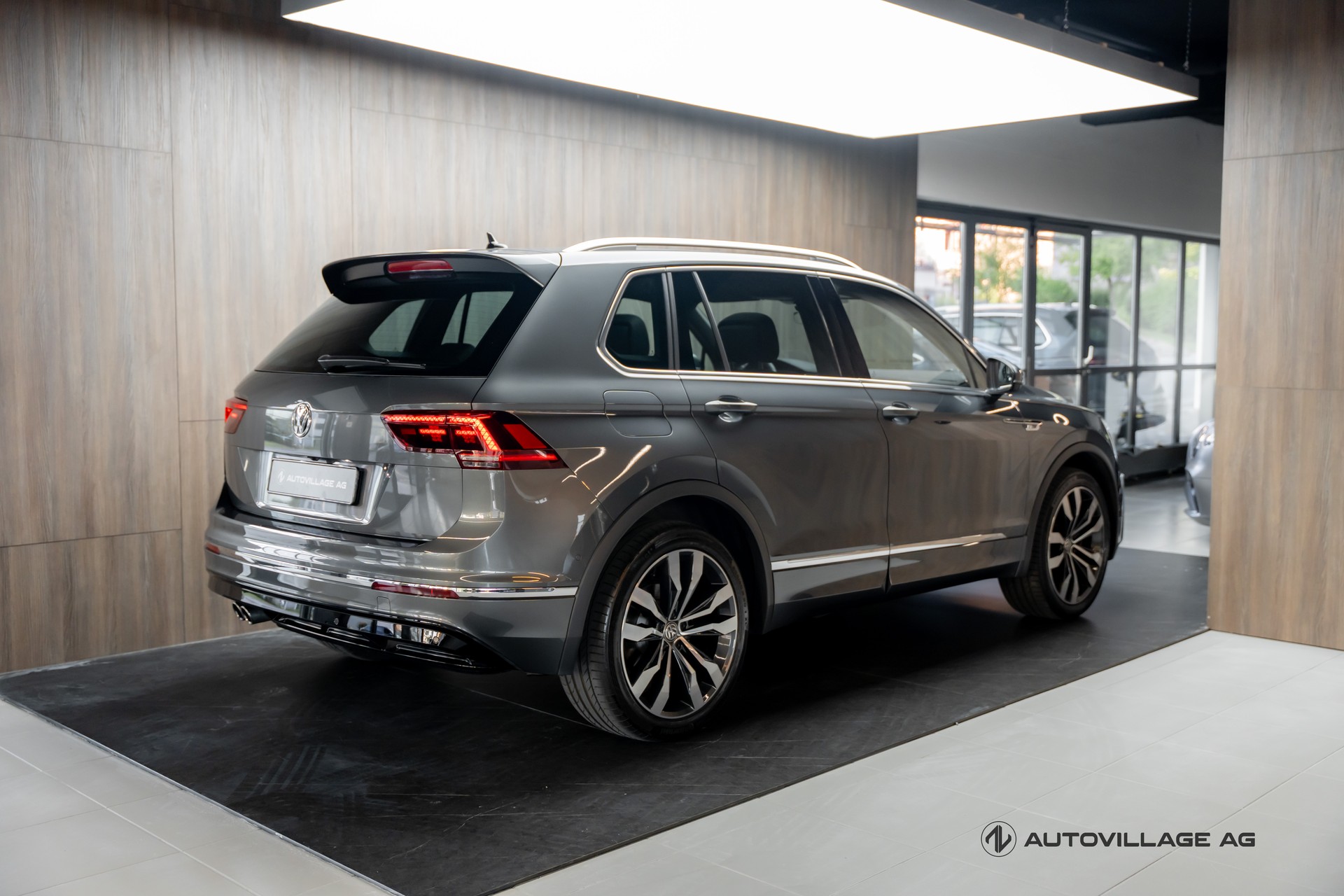 VW Tiguan 2.0TSI R-Line Highline 4Motion DSG-showroom-element-1