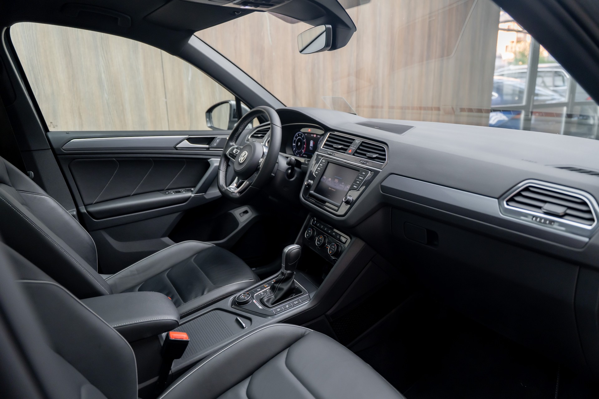 VW Tiguan 2.0TSI R-Line Highline 4Motion DSG-showroom-element-2