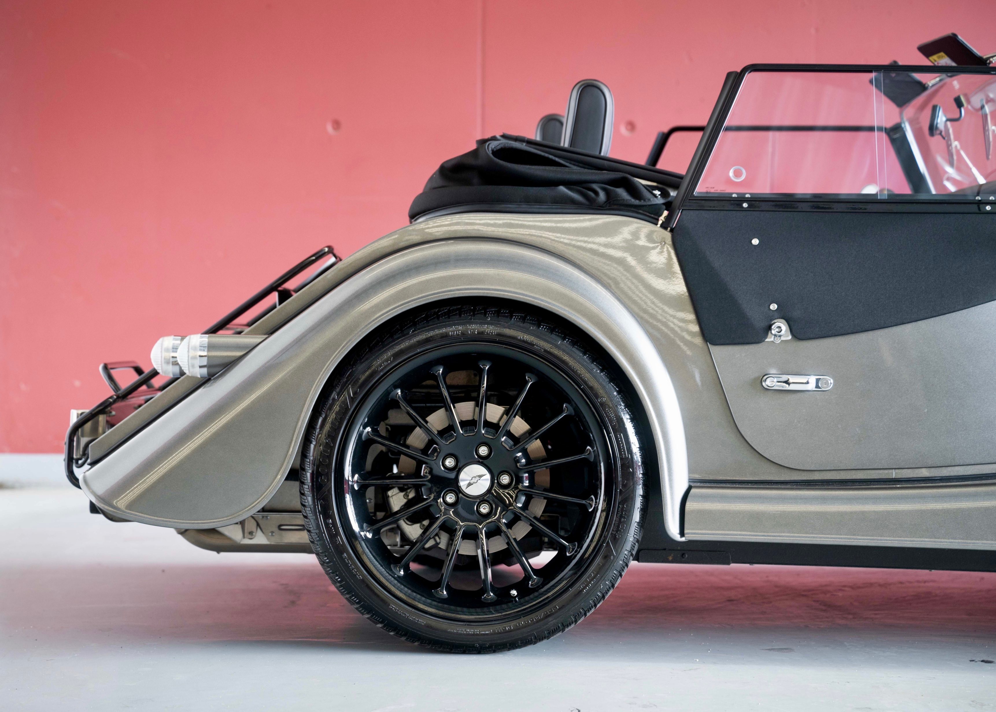 Image MORGAN 4-4 Plus Six 3.0 Bespoke (Swiss car, mint condition, Aston Martin Scintilla Silver paint)