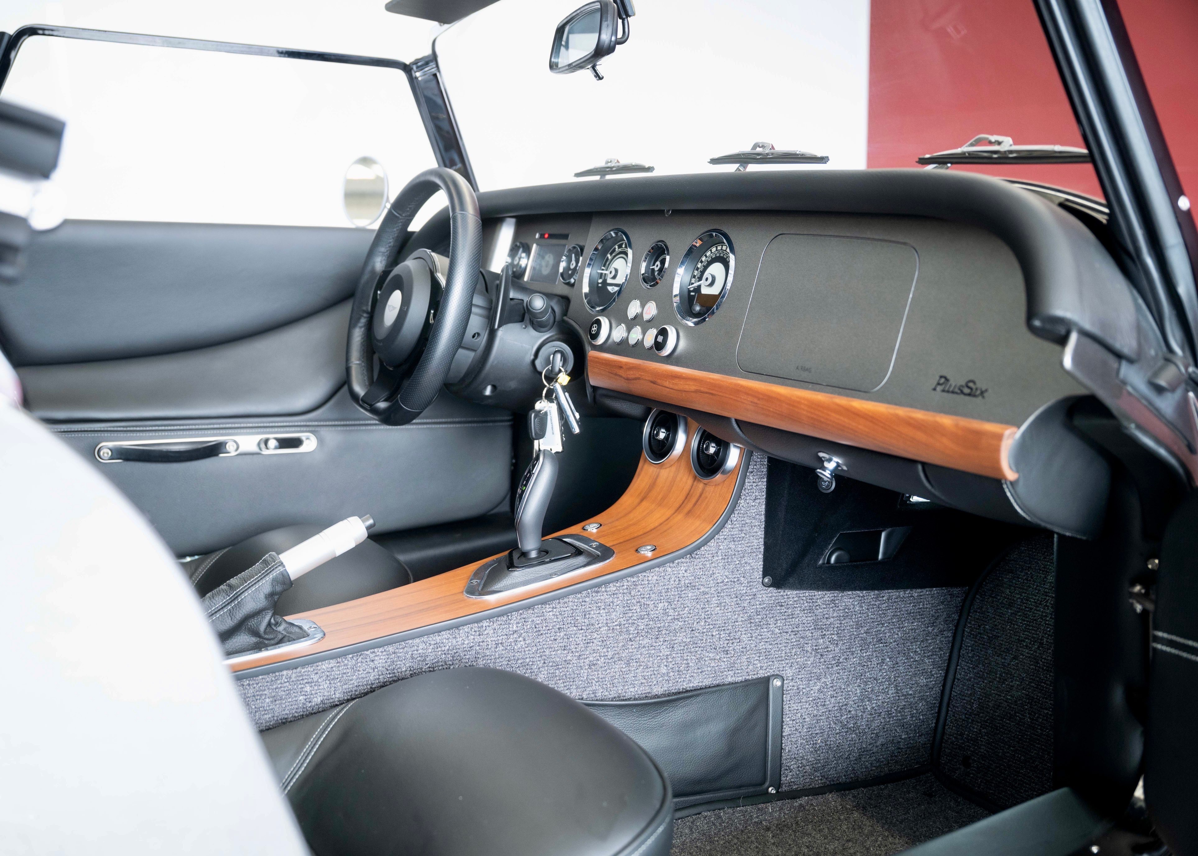 Image MORGAN 4-4 Plus Six 3.0 Bespoke (Swiss car, mint condition, Aston Martin Scintilla Silver paint)