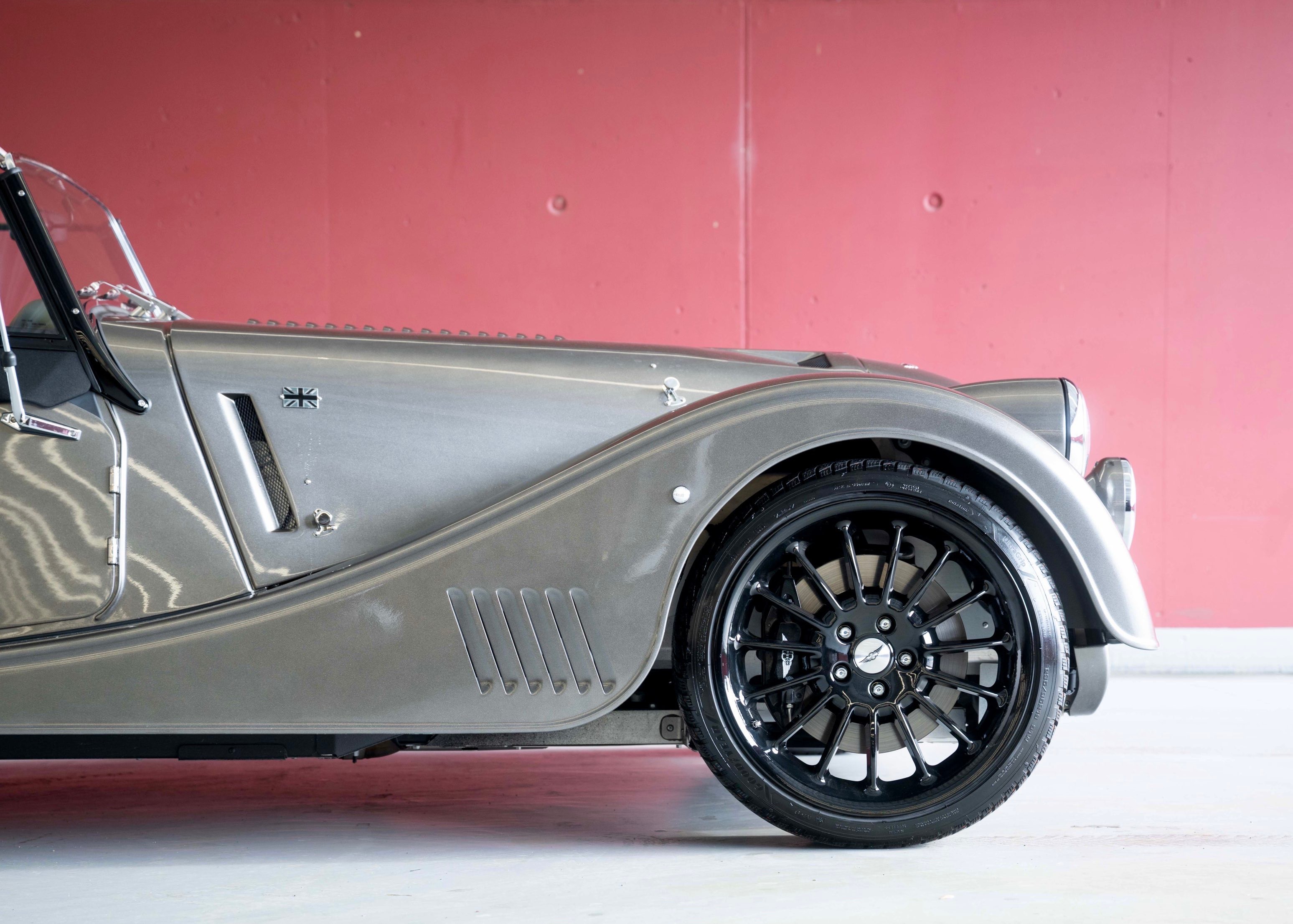 Image MORGAN 4-4 Plus Six 3.0 Bespoke (Swiss car, mint condition, Aston Martin Scintilla Silver paint)