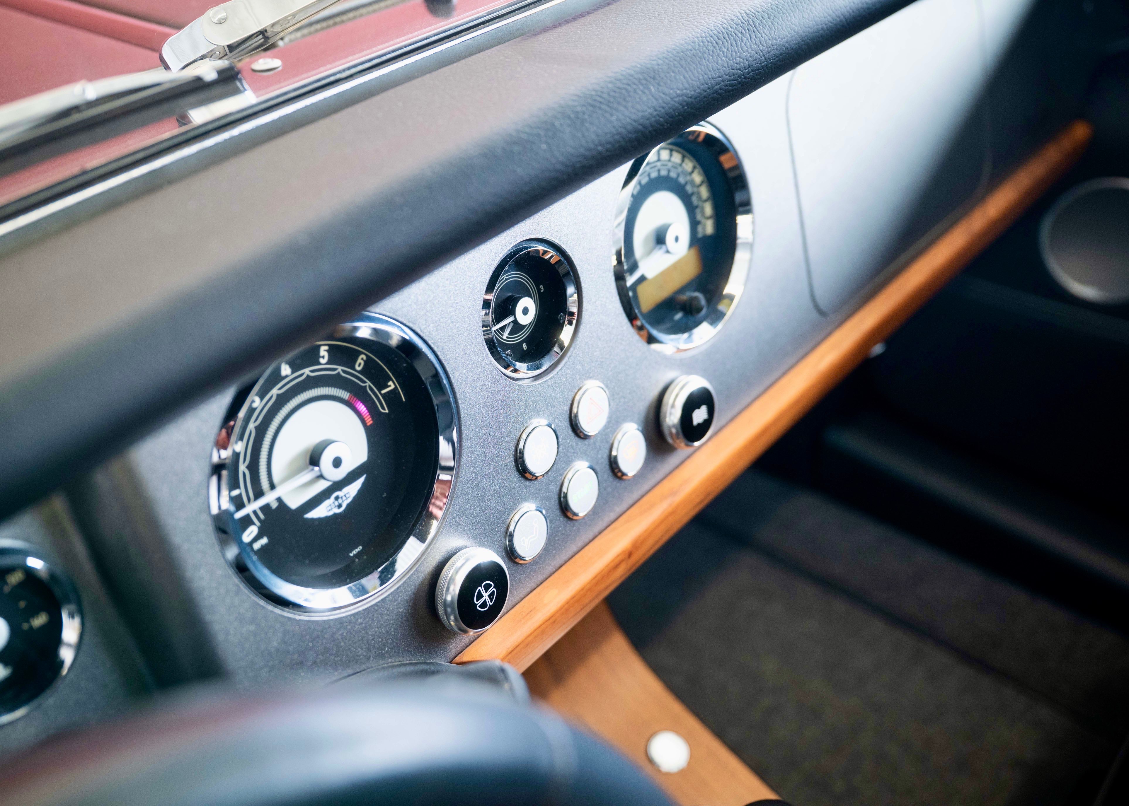 Image MORGAN 4-4 Plus Six 3.0 Bespoke (Swiss car, mint condition, Aston Martin Scintilla Silver paint)