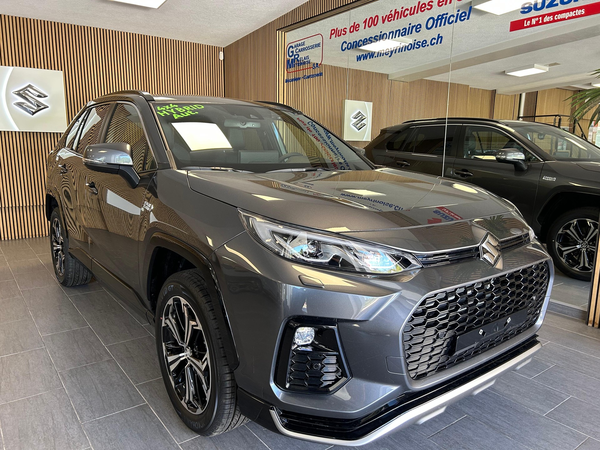 SUZUKI Across 2.5 PHEV Compact Top 4x4-showroom-element-2