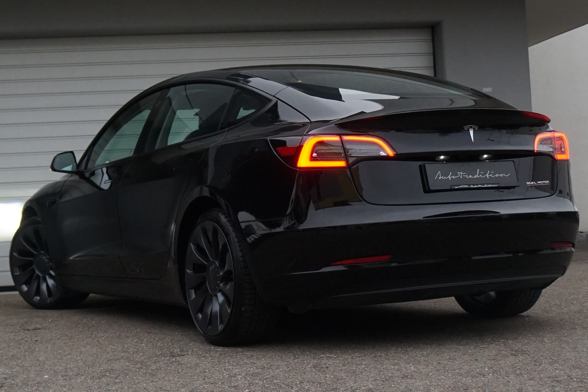 TESLA Model 3 Performance Long Range AWD ** GARANTIE bis 01.2029 **-showroom-element-2