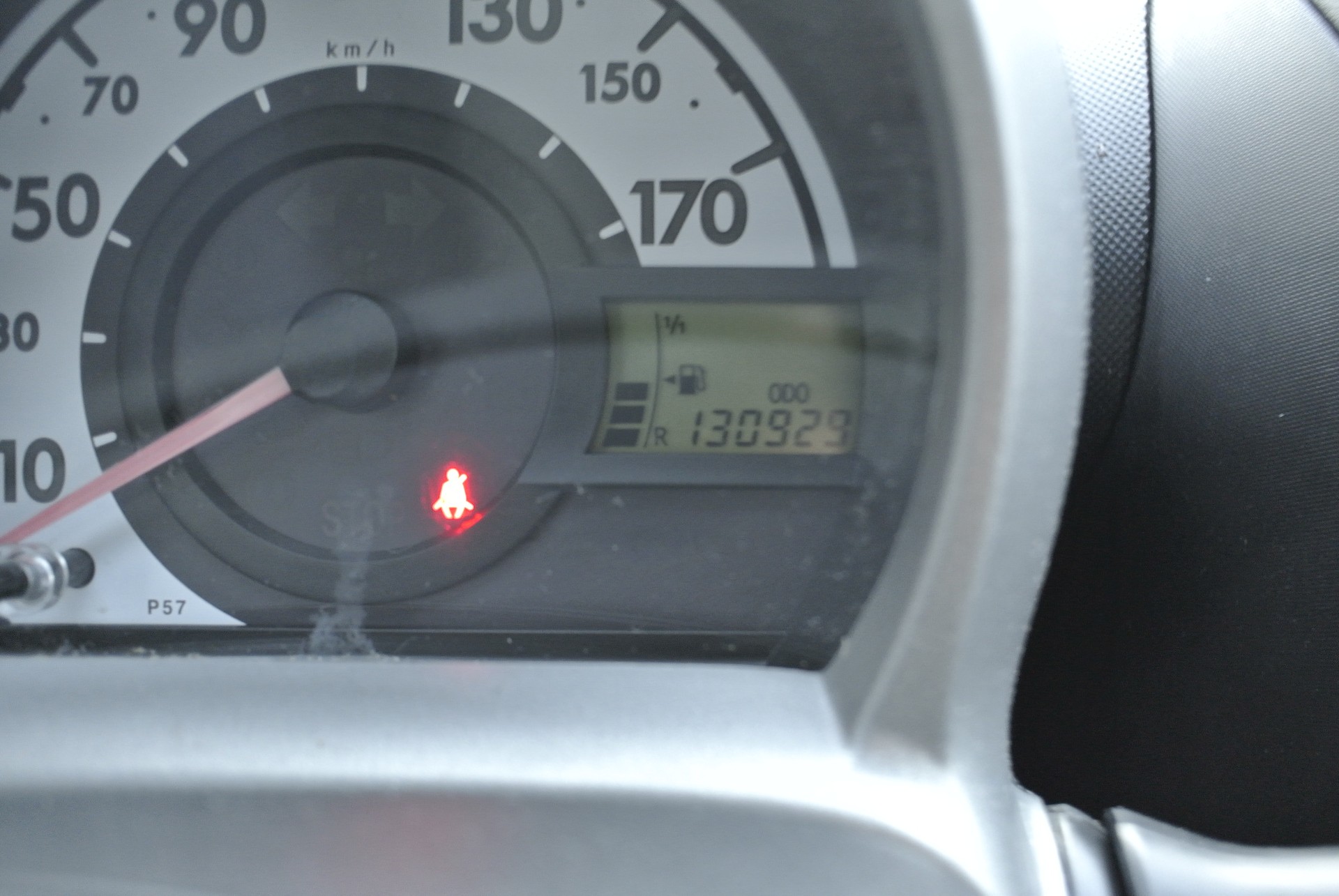 PEUGEOT 107 1.0 Swiss Edition-image-17