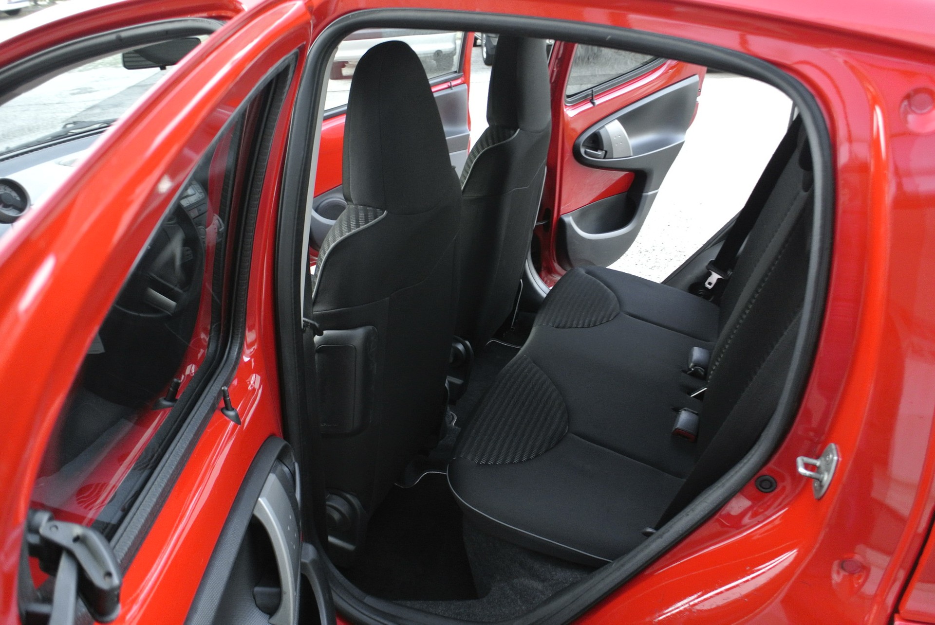 PEUGEOT 107 1.0 Swiss Edition-image-13