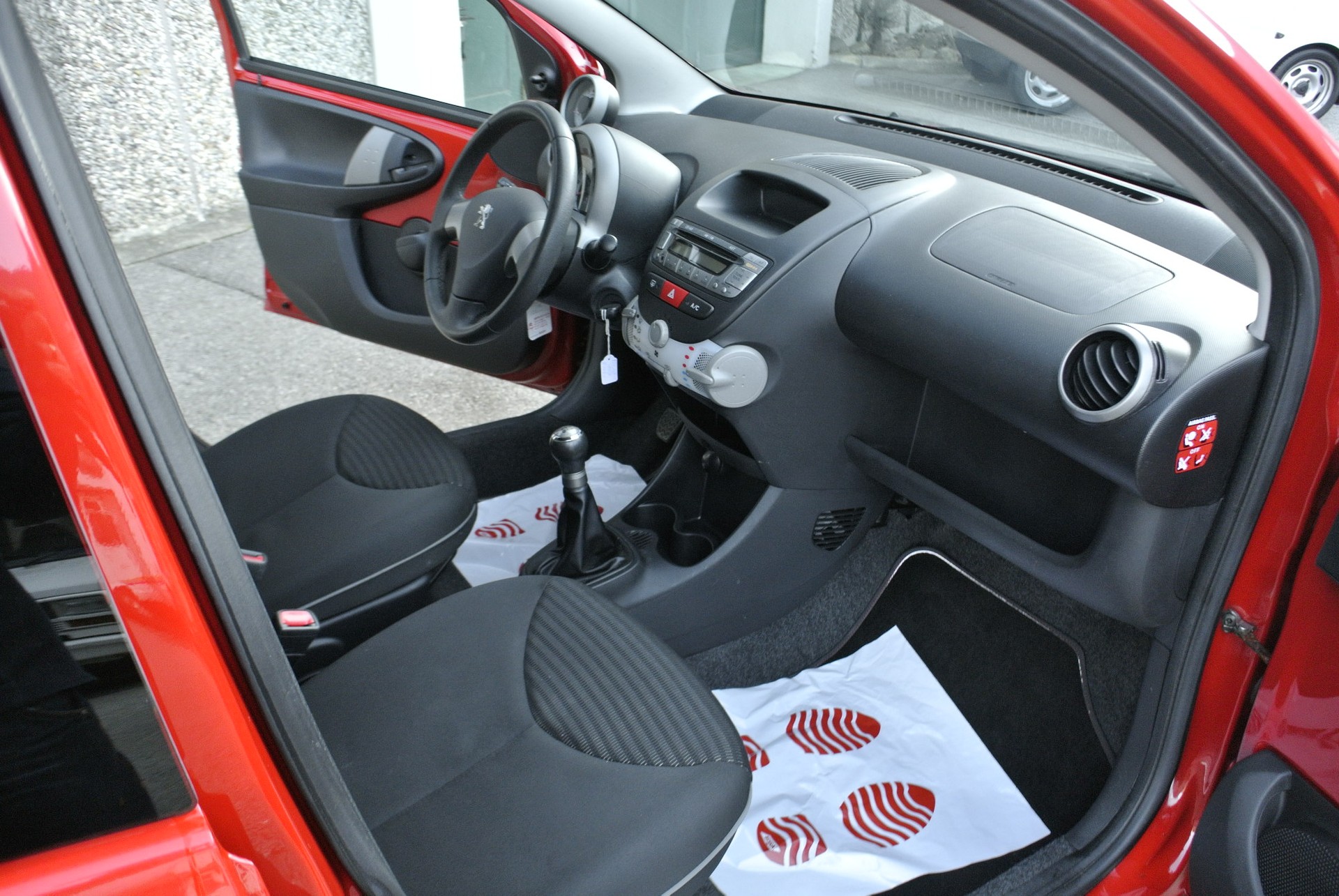 PEUGEOT 107 1.0 Swiss Edition-image-11