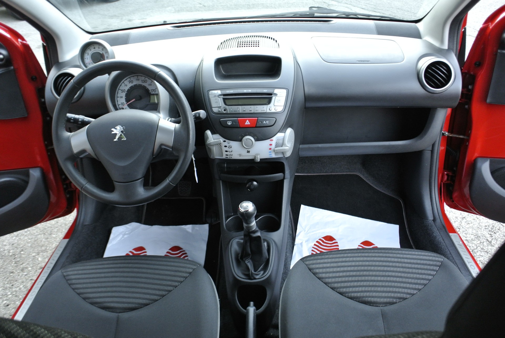 PEUGEOT 107 1.0 Swiss Edition-image-15