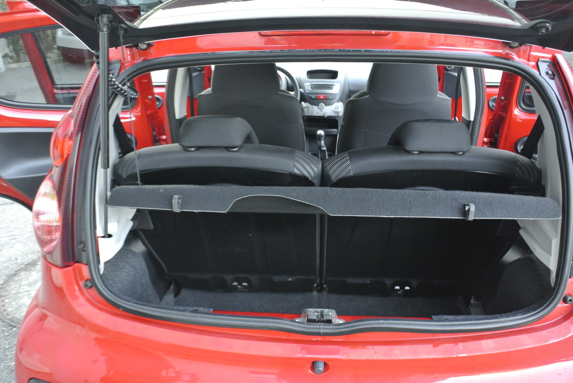PEUGEOT 107 1.0 Swiss Edition-image-14