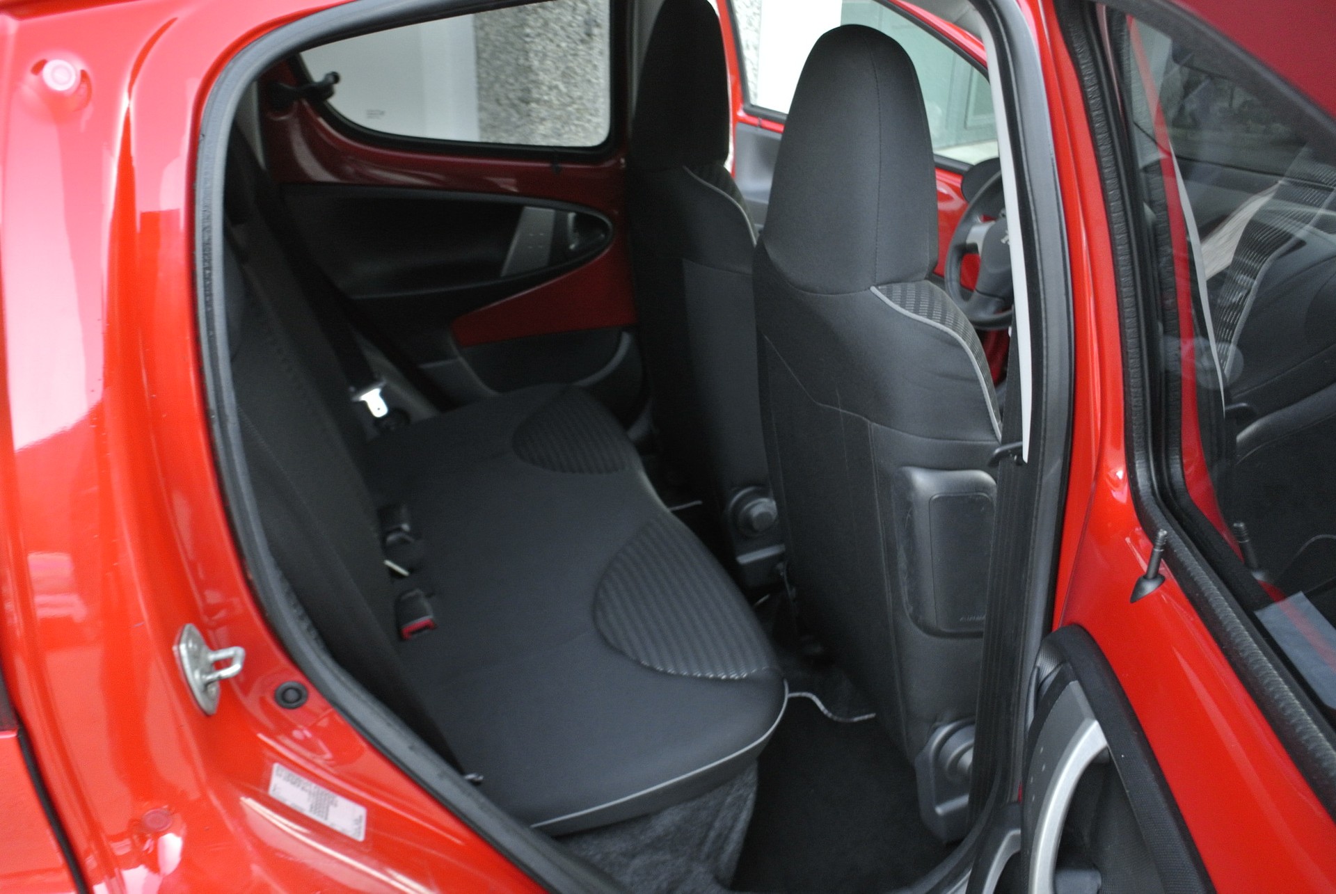 PEUGEOT 107 1.0 Swiss Edition-image-12