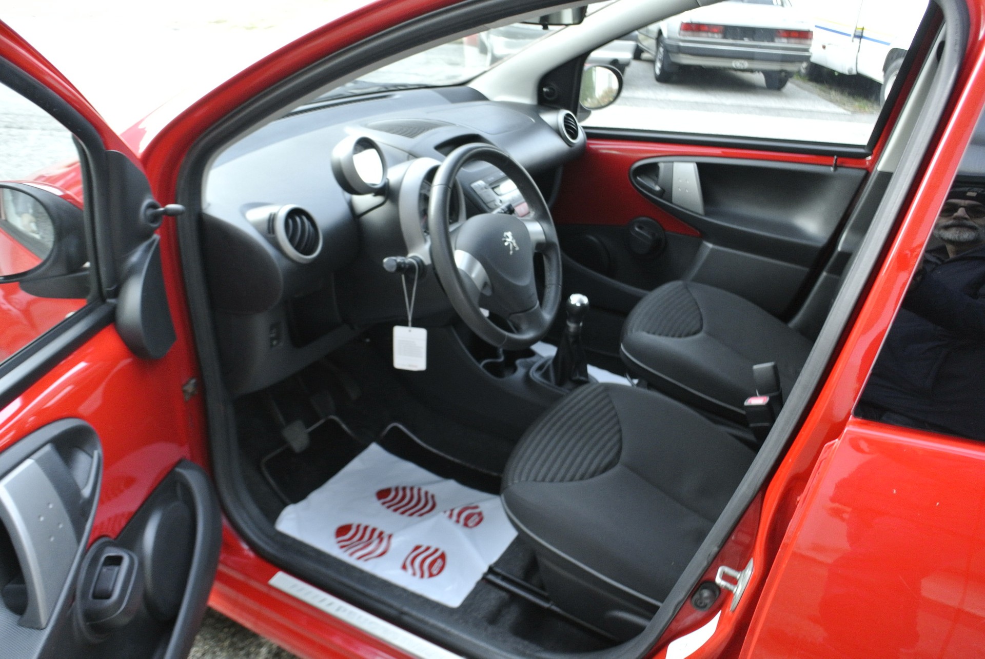 PEUGEOT 107 1.0 Swiss Edition-image-9
