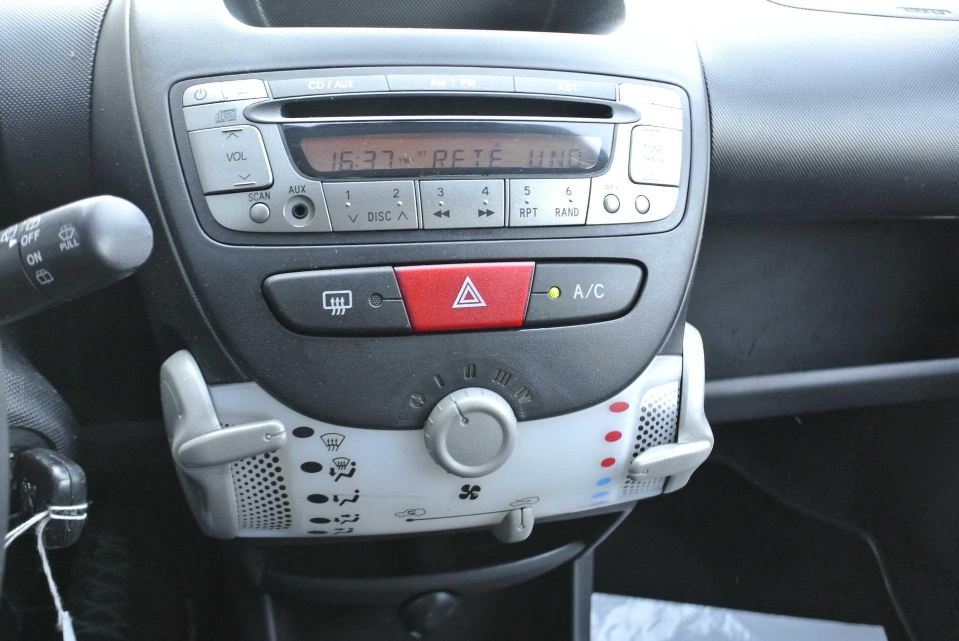 PEUGEOT 107 1.0 Swiss Edition-image-16