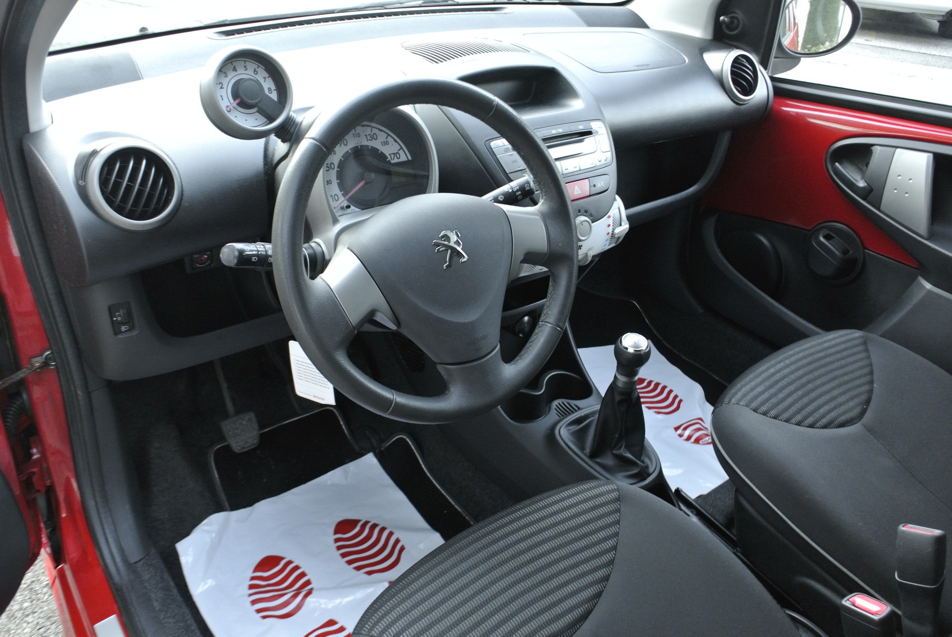 PEUGEOT 107 1.0 Swiss Edition-image-8