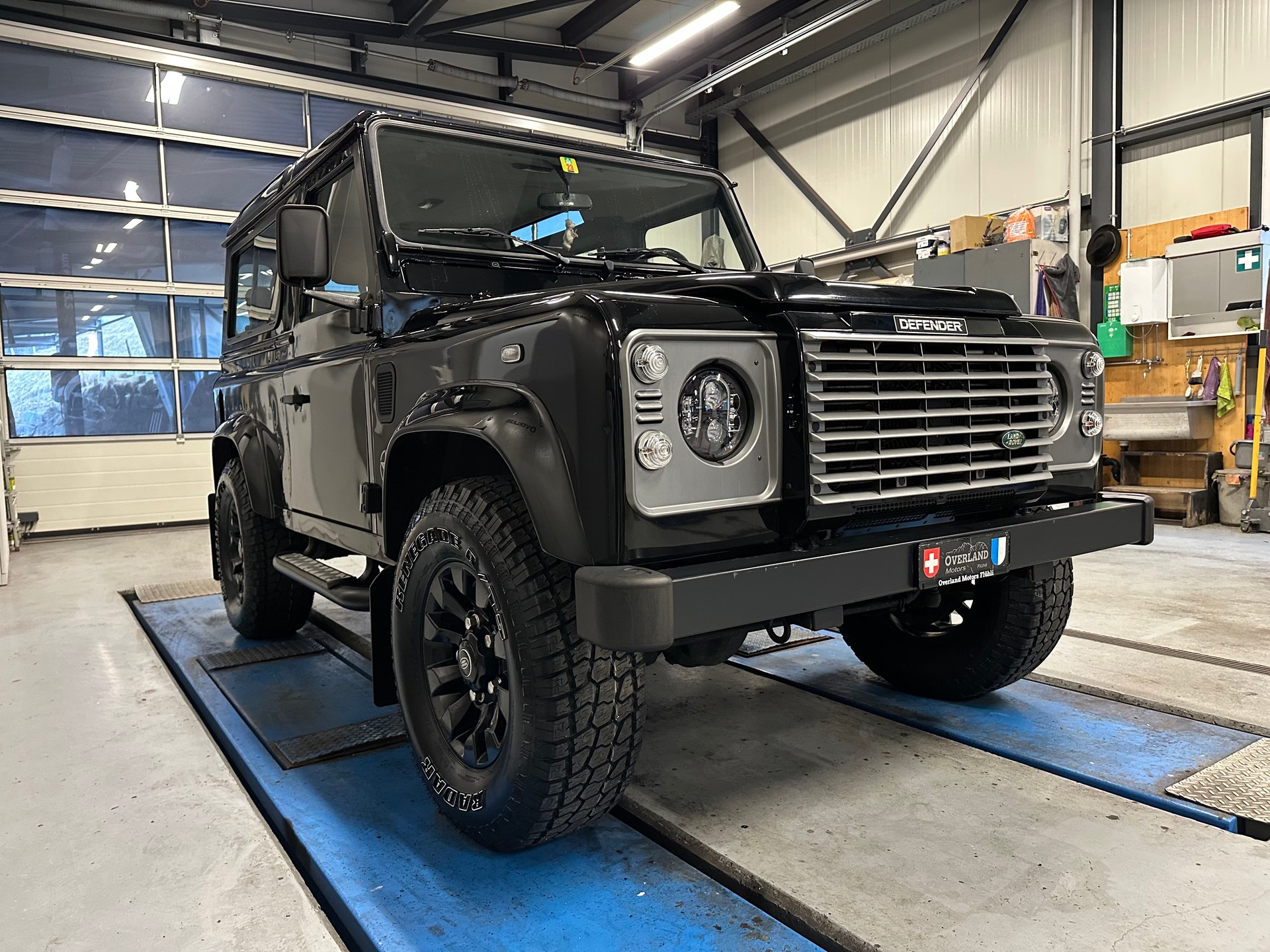 LAND ROVER Defender 90 SW 2.5 Td5 Black Edition-image-6