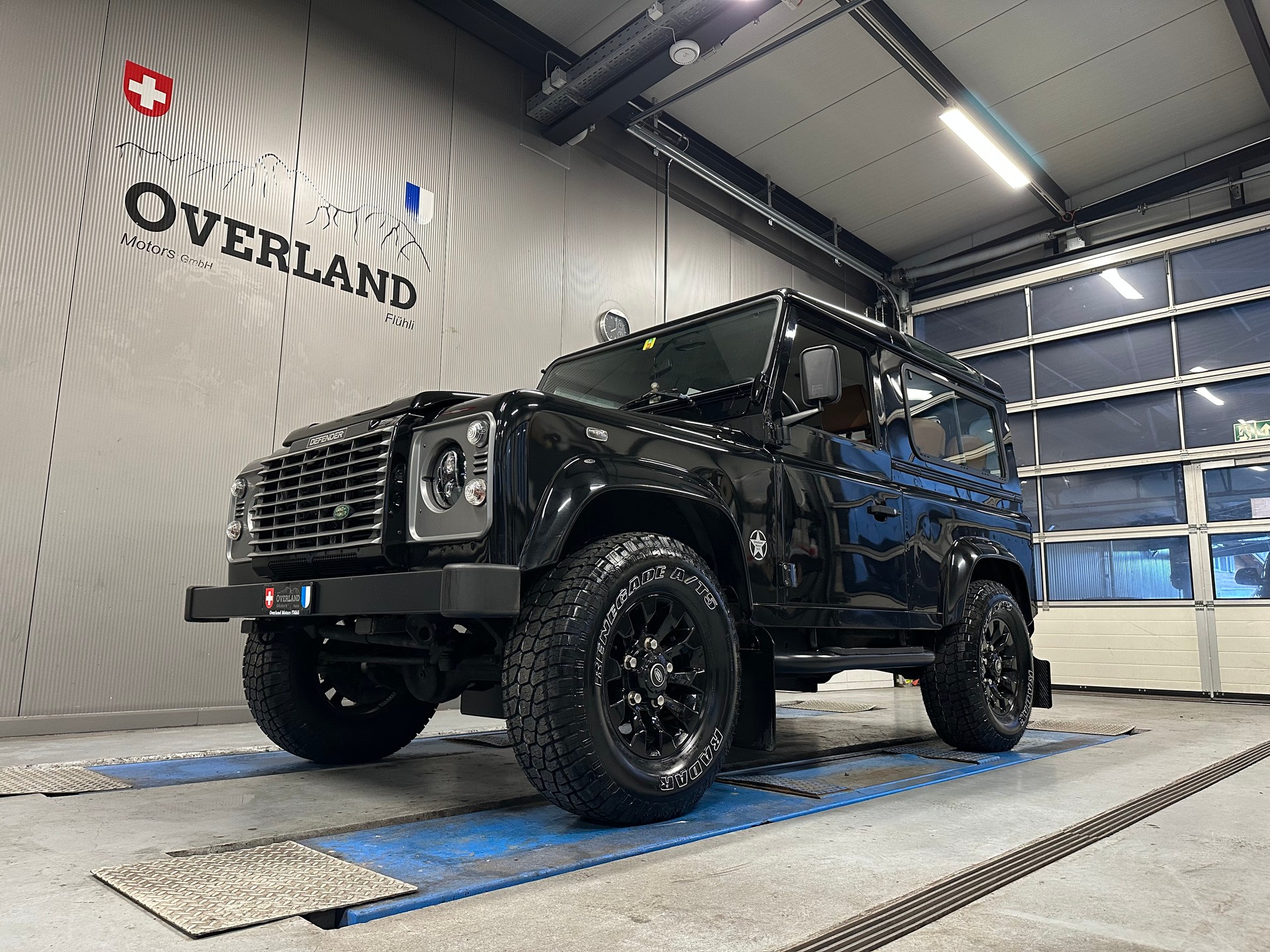 LAND ROVER Defender 90 SW 2.5 Td5 Black Edition-image-16