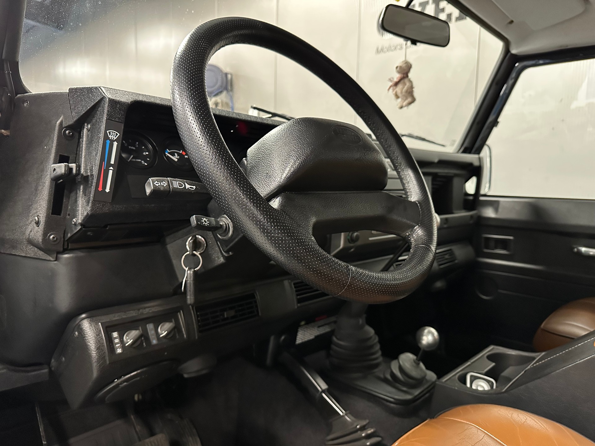 LAND ROVER Defender 90 SW 2.5 Td5 Black Edition-image-10
