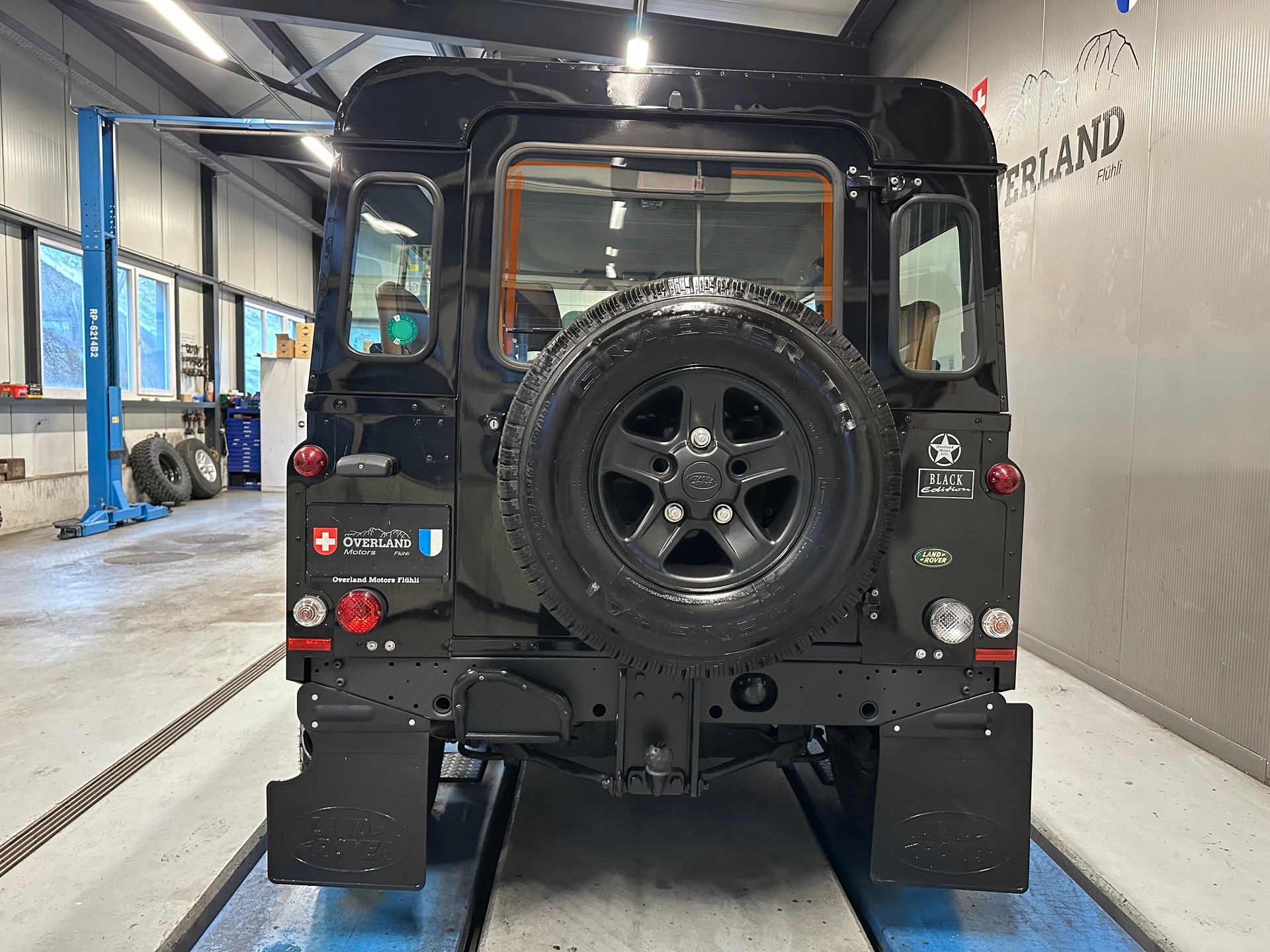LAND ROVER Defender 90 SW 2.5 Td5 Black Edition-image-4