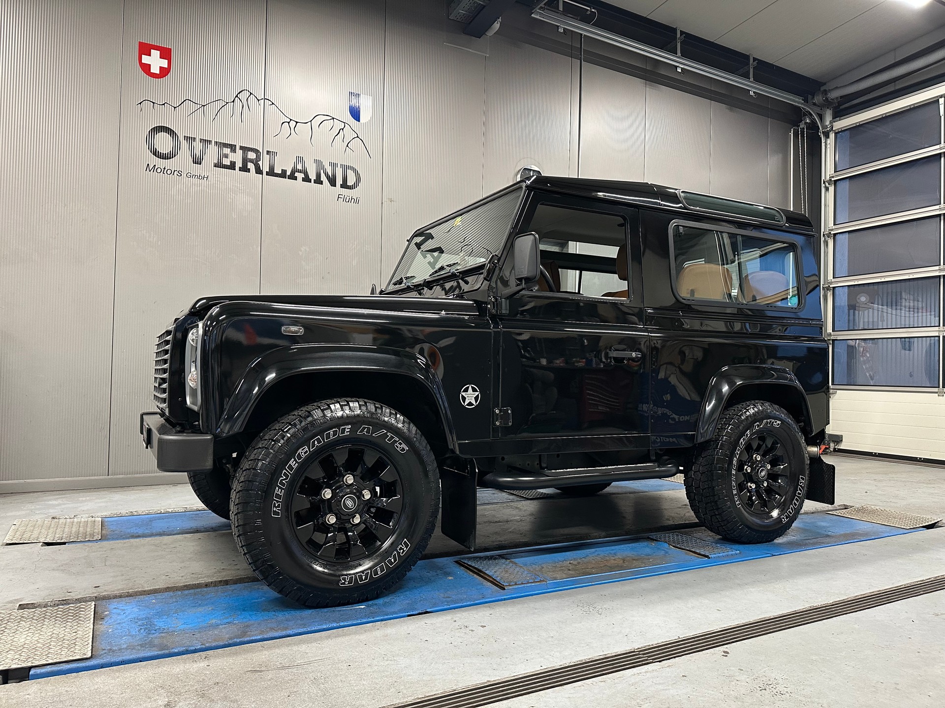 LAND ROVER Defender 90 SW 2.5 Td5 Black Edition-showroom-element-1