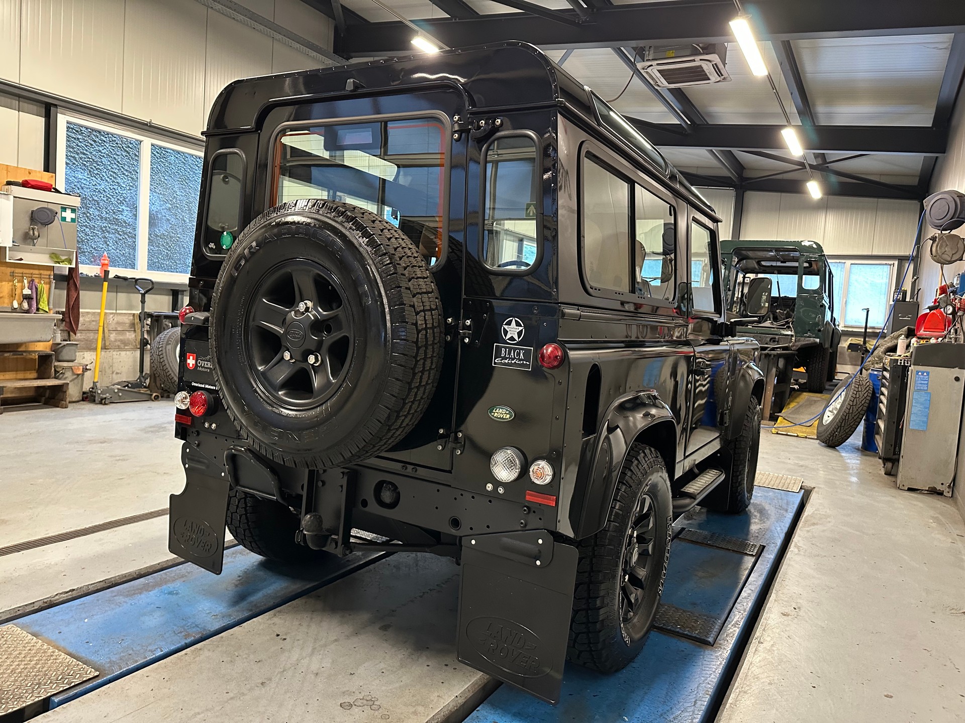 LAND ROVER Defender 90 SW 2.5 Td5 Black Edition-image-5