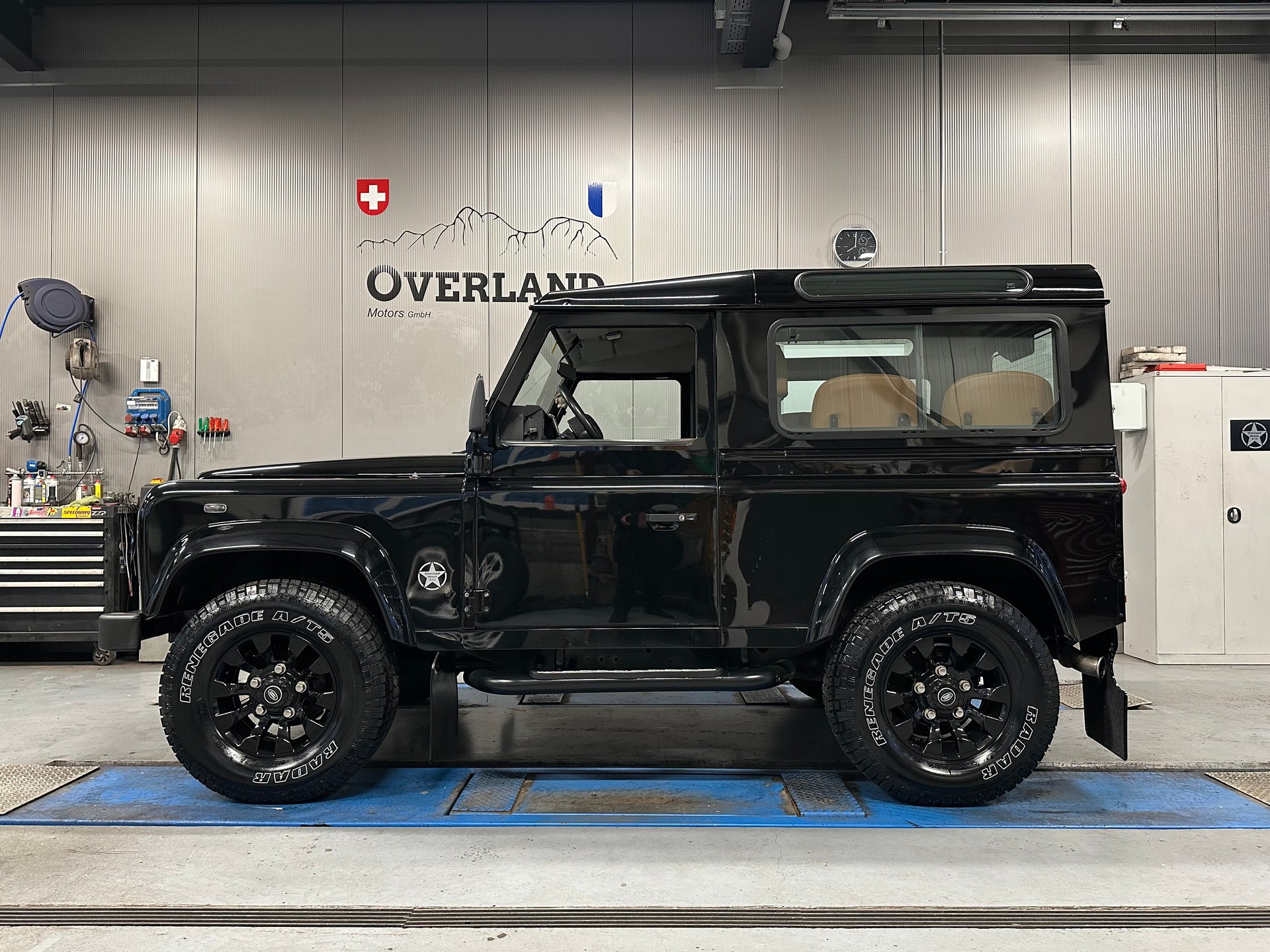 LAND ROVER Defender 90 SW 2.5 Td5 Black Edition-showroom-element-2