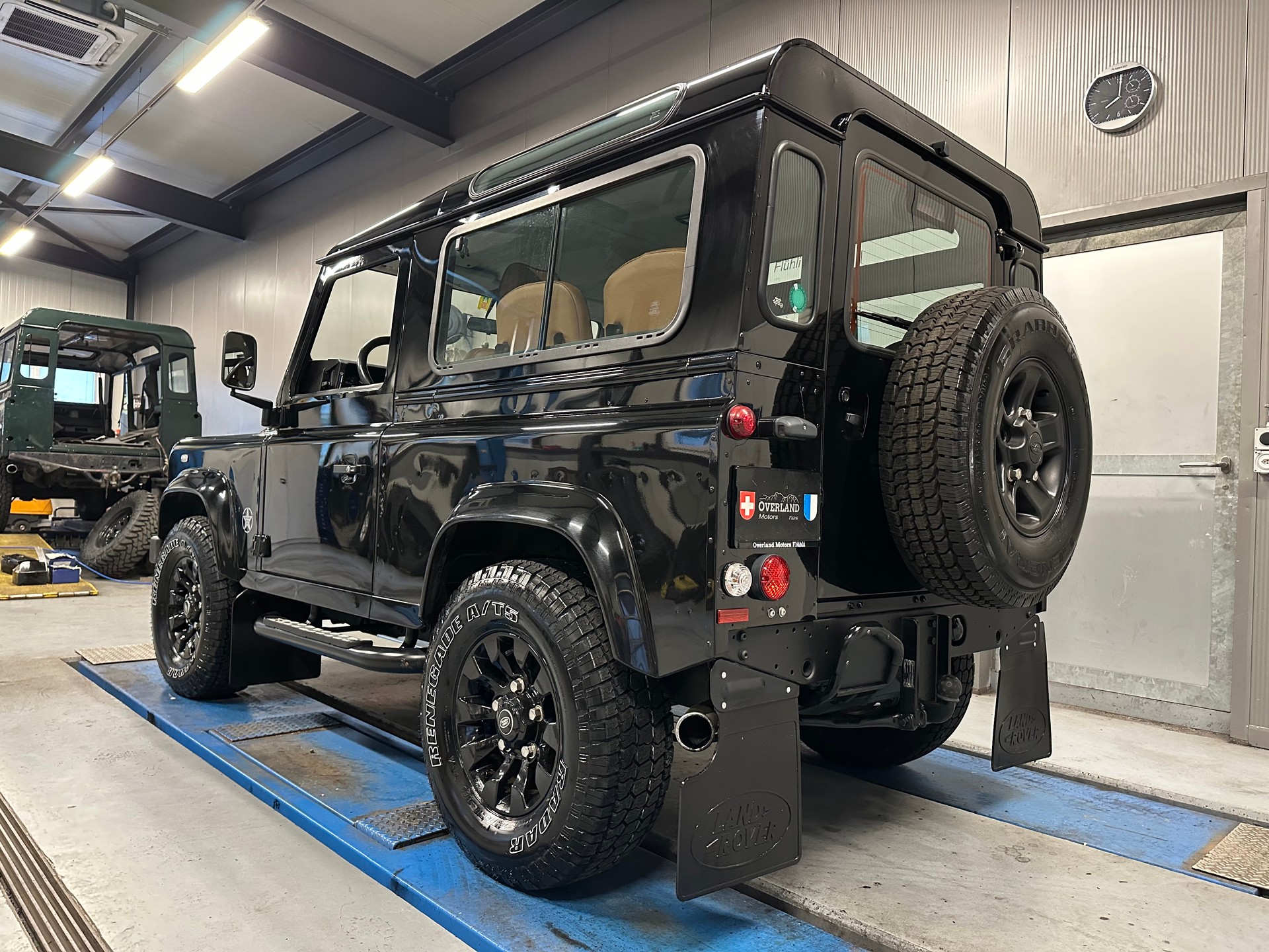 LAND ROVER Defender 90 SW 2.5 Td5 Black Edition-showroom-element-3