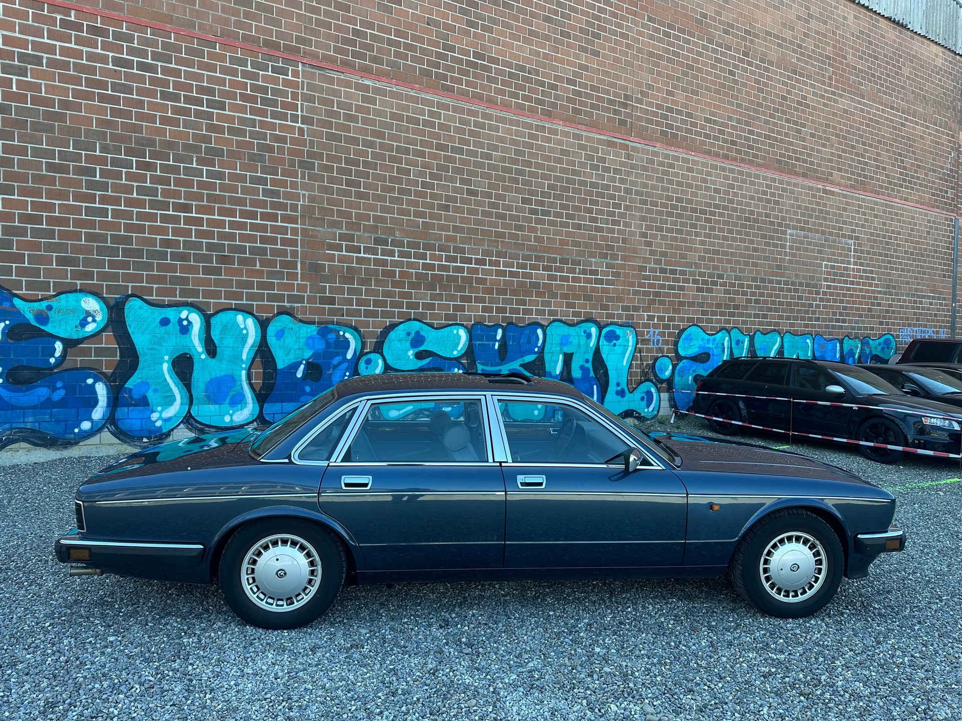 DAIMLER 4.0 Six-image-9