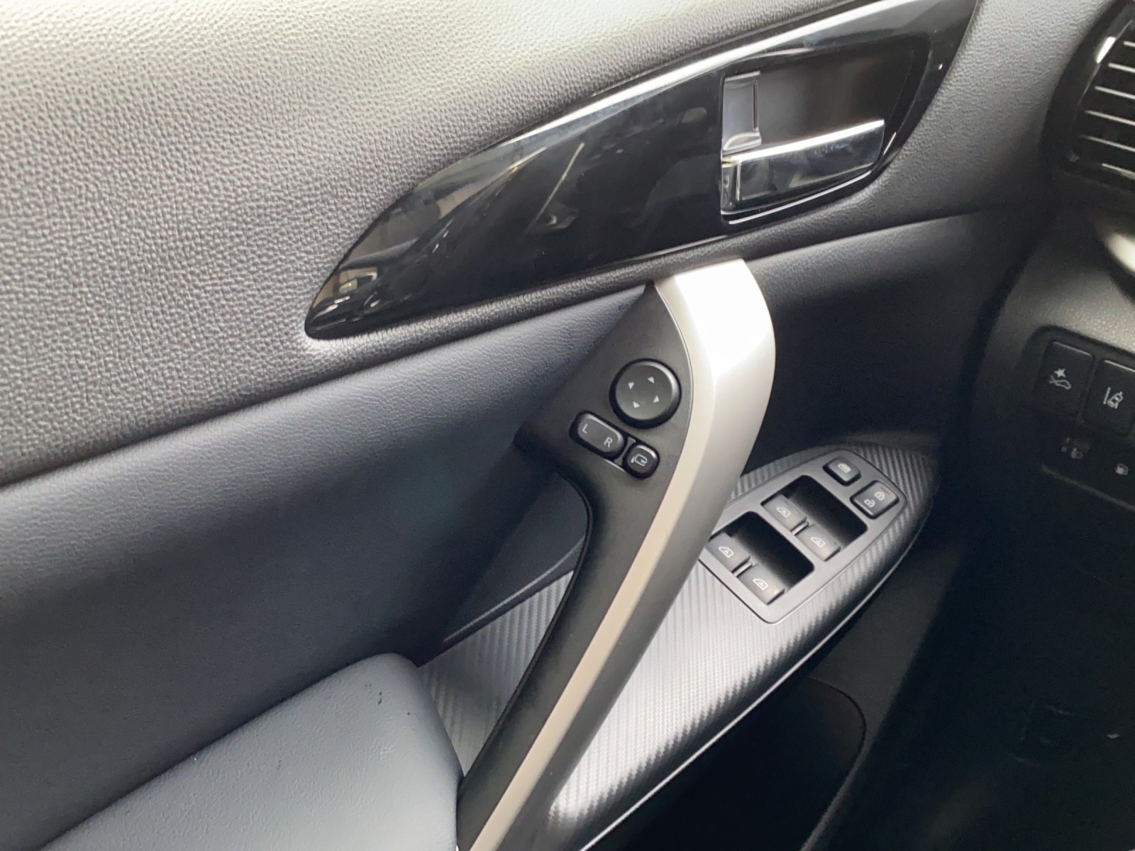 MITSUBISHI Eclipse Cross 2.4 PHEV Instyle 4WD-image-14