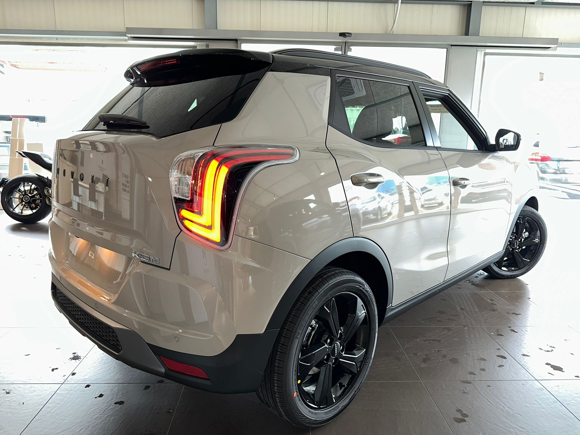 KGM-SsangYong Tivoli 1.5 T GDI Platinum 4WD Automat-showroom-element-2