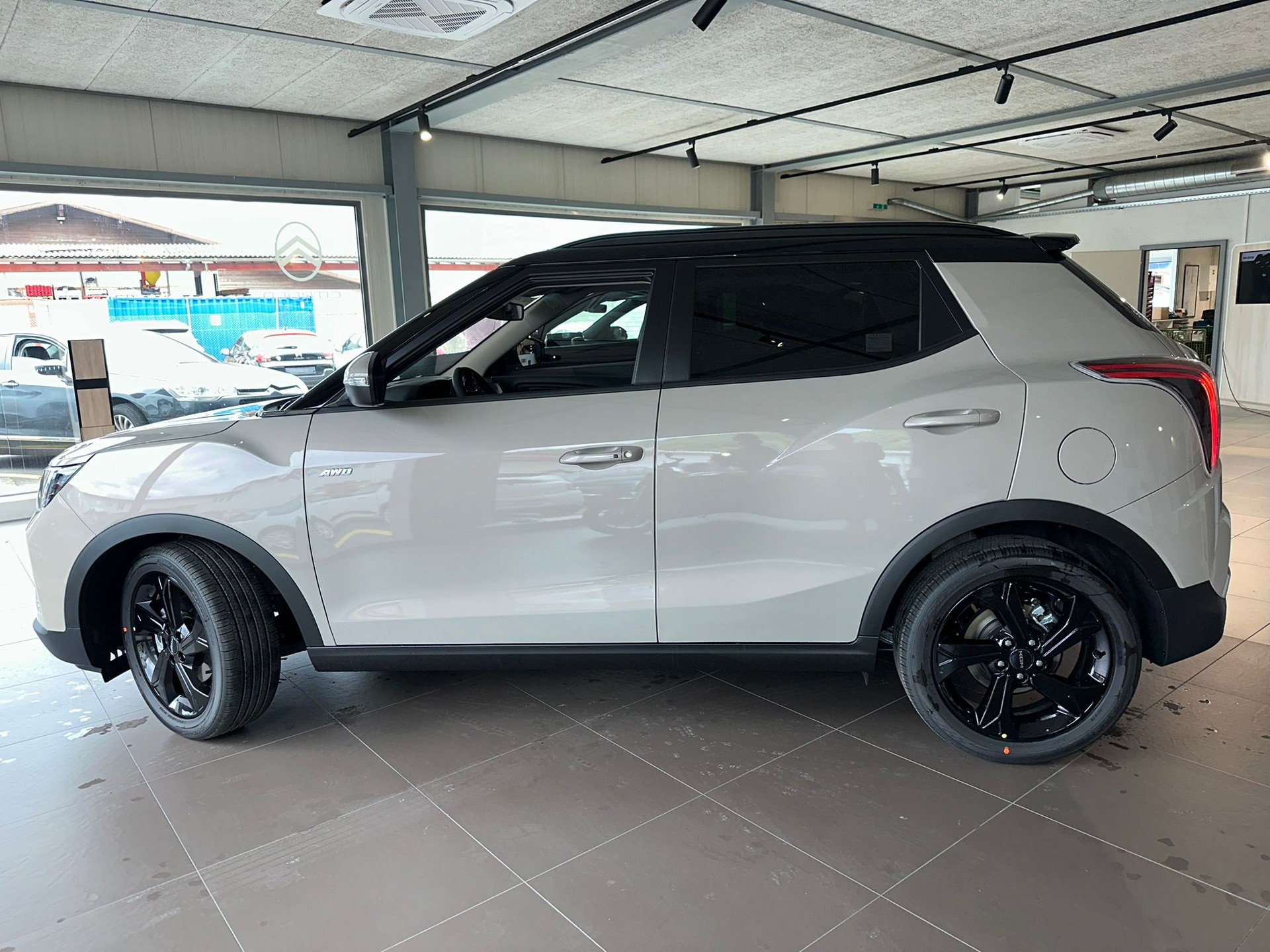KGM-SsangYong Tivoli 1.5 T GDI Platinum 4WD Automat-showroom-element-1