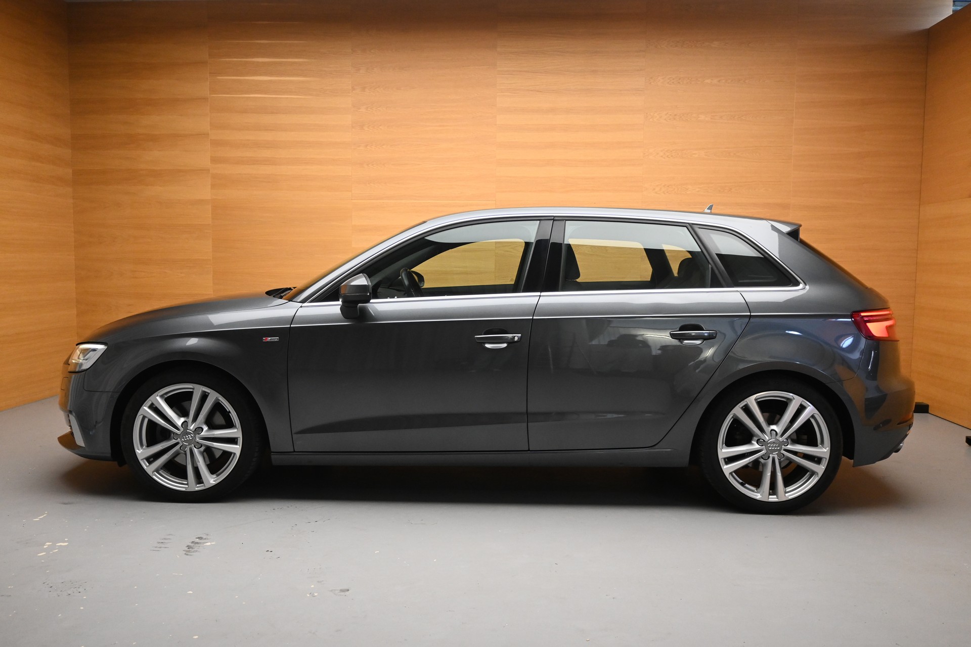 AUDI A3 Sportback 2.0 TFSI Sport quattro S-tronic-showroom-element-2
