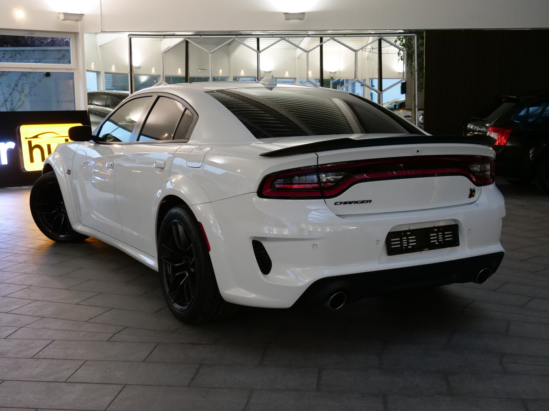 DODGE Charger ScatPack & Original Widebody-showroom-element-3