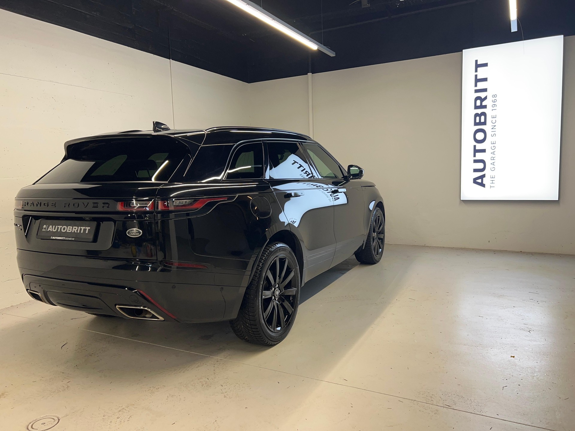 LAND ROVER Range Rover Velar 2.0 T R-Dynamic SE-showroom-element-1