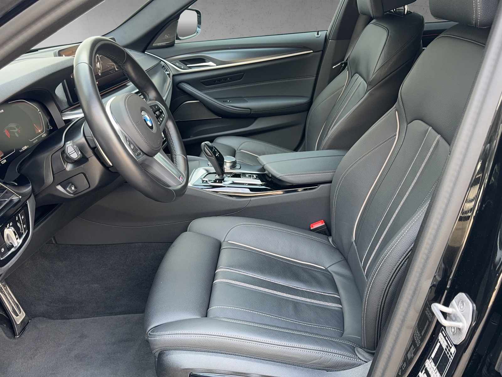 BMW 520d xDrive 48V Touring Pure M Sport Edition-image-15