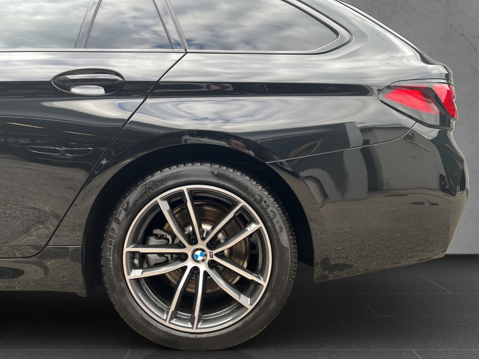 BMW 520d xDrive 48V Touring Pure M Sport Edition-image-11