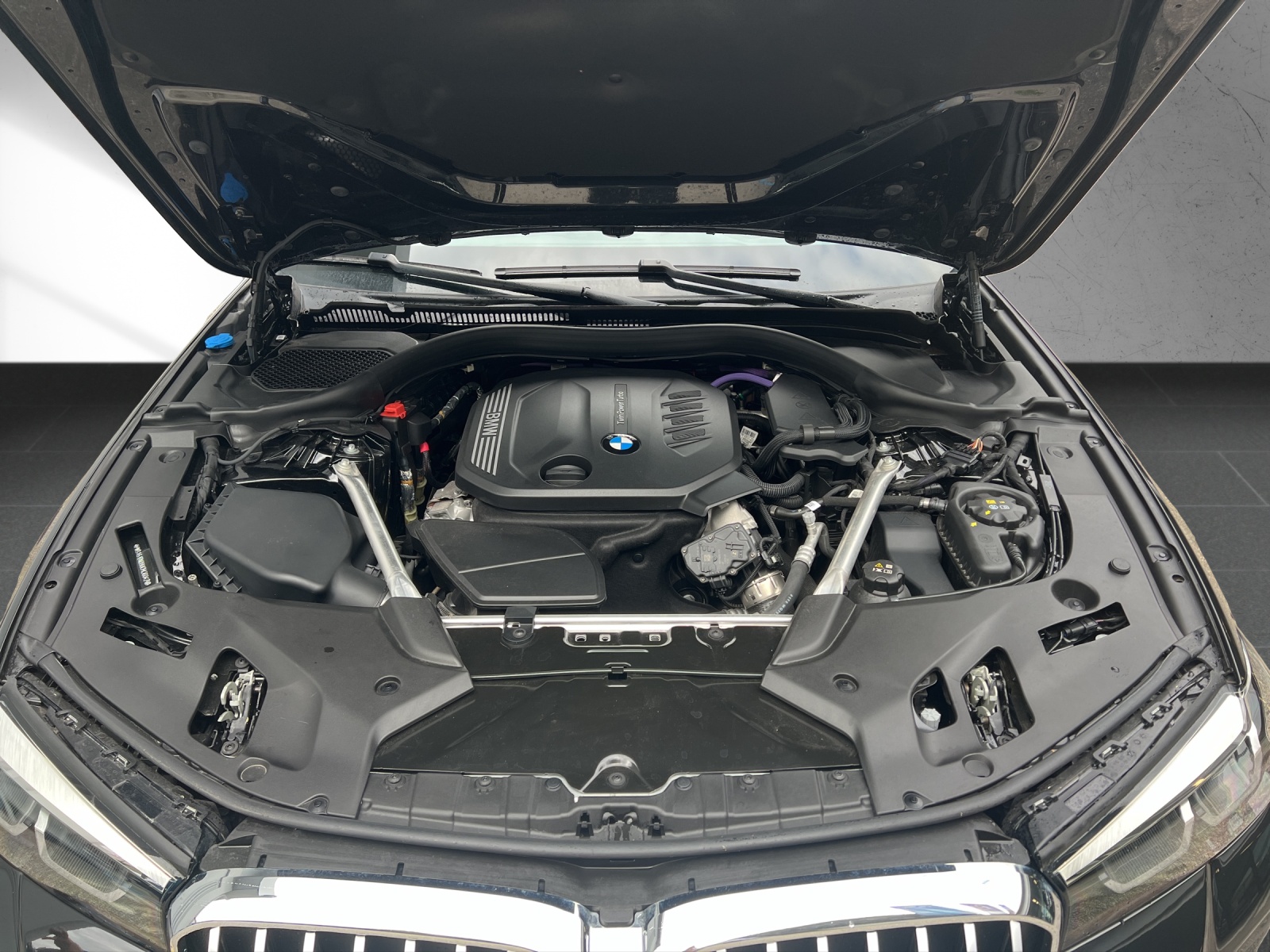 BMW 520d xDrive 48V Touring Pure M Sport Edition-image-18