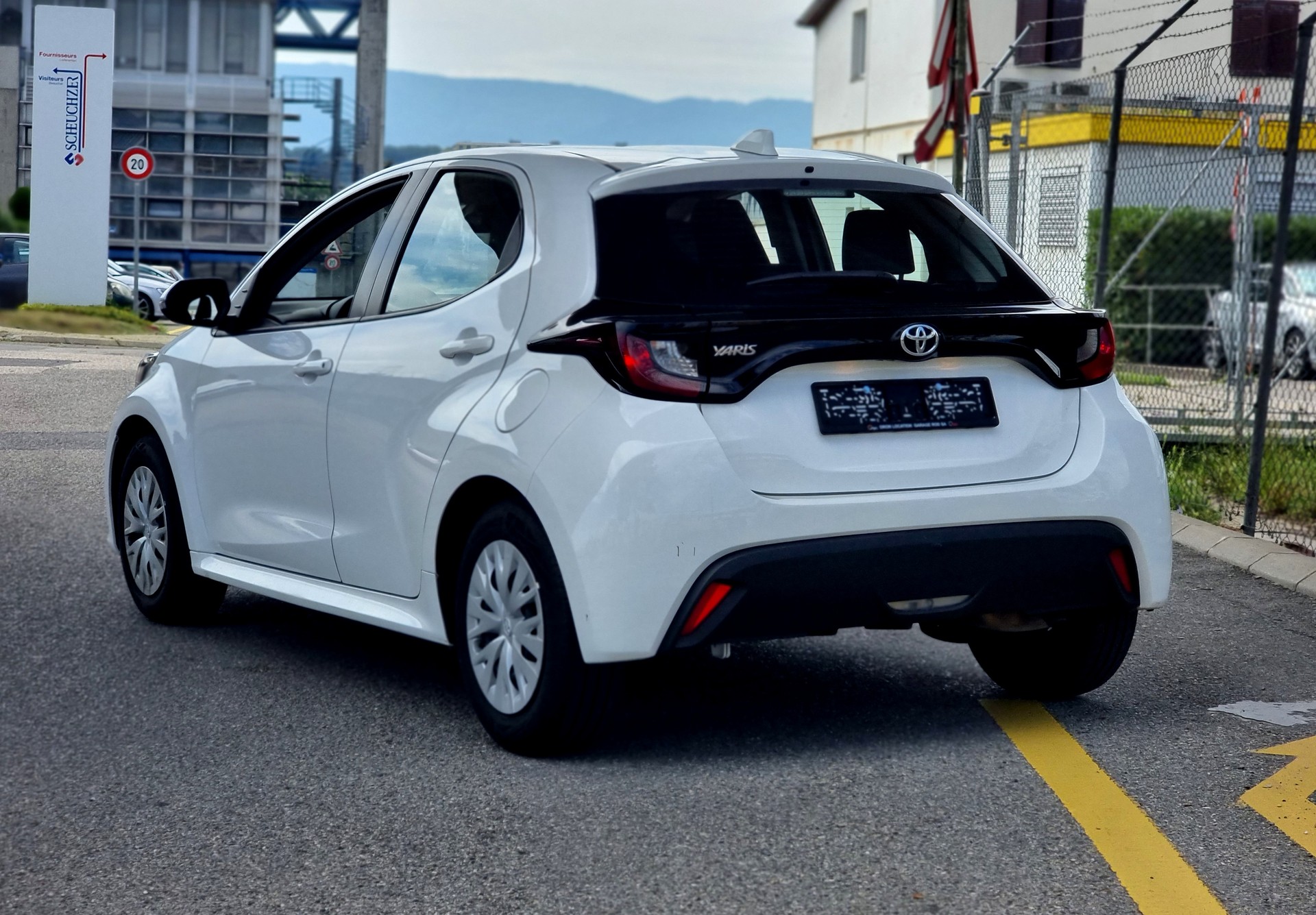 TOYOTA Yaris 1.0 Active-showroom-element-3
