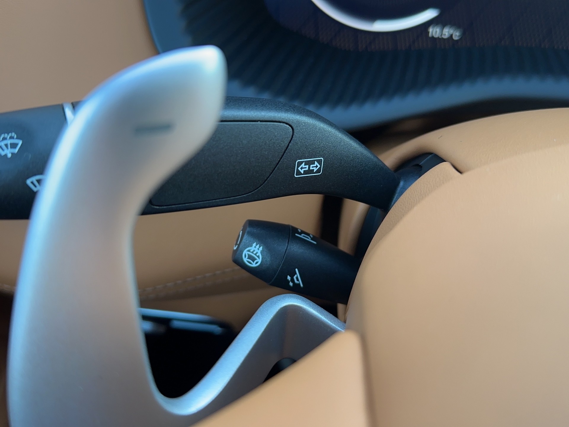 ASTON MARTIN DBX 4.0 V8 (CH)-image-21