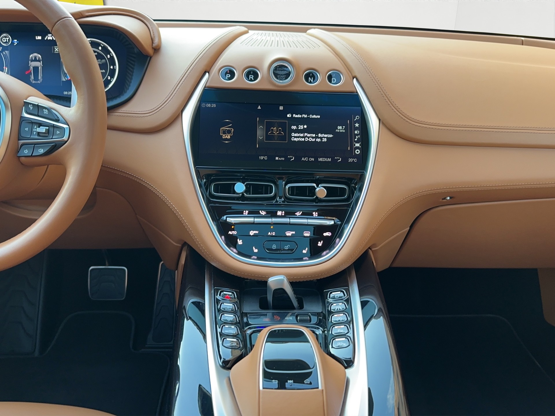 ASTON MARTIN DBX 4.0 V8 (CH)-image-19