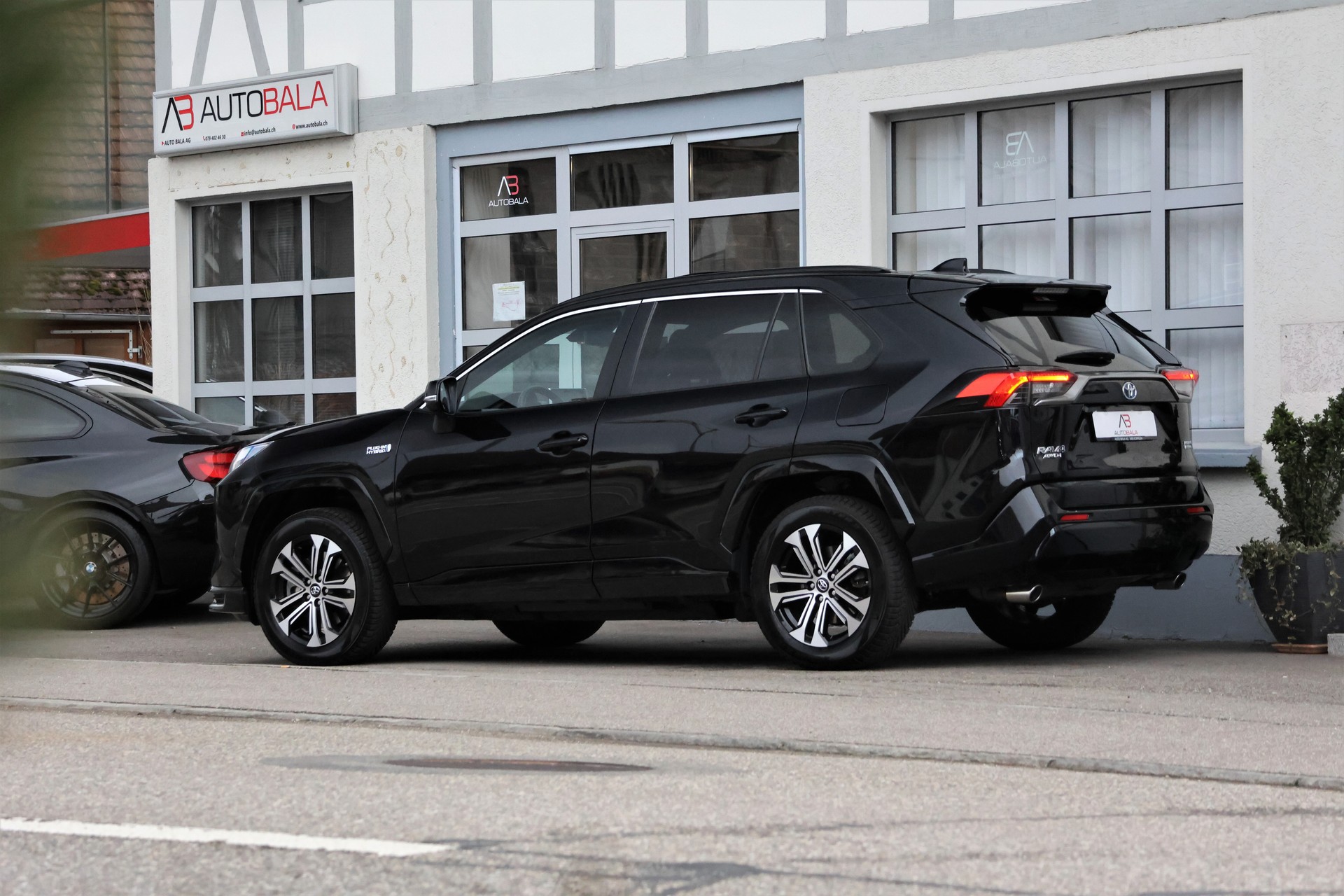 TOYOTA RAV-4 2.5 PHEV Premium e-CVT 4WD (CH)-showroom-element-3