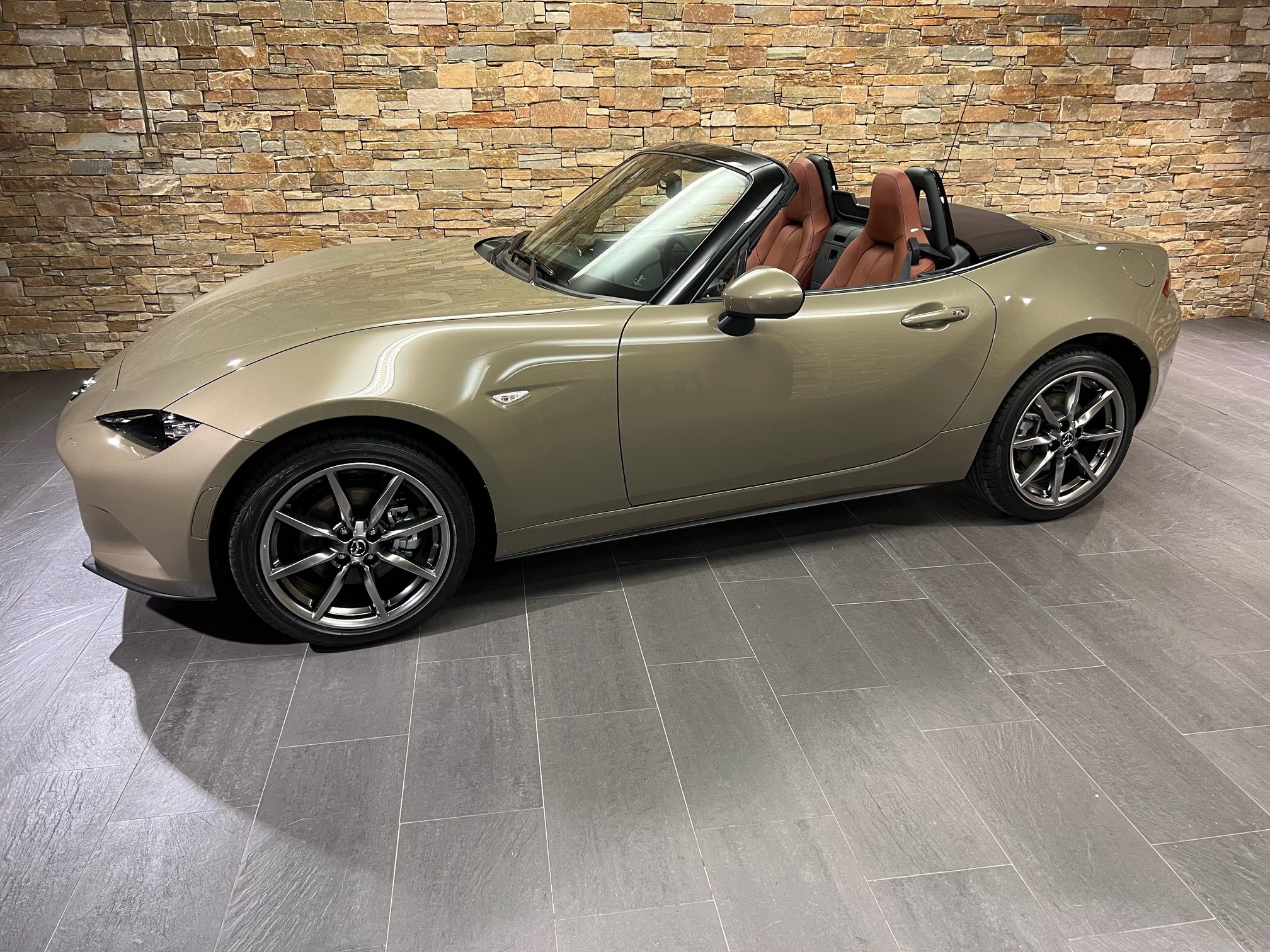 MAZDA MX-5 Skyactiv-G 184 Kazari (Cabriolet)