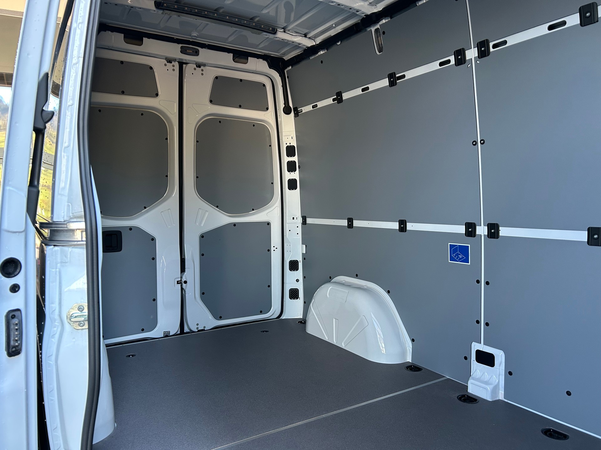 MERCEDES-BENZ eSprinter 312 47kWh Standard-image-16