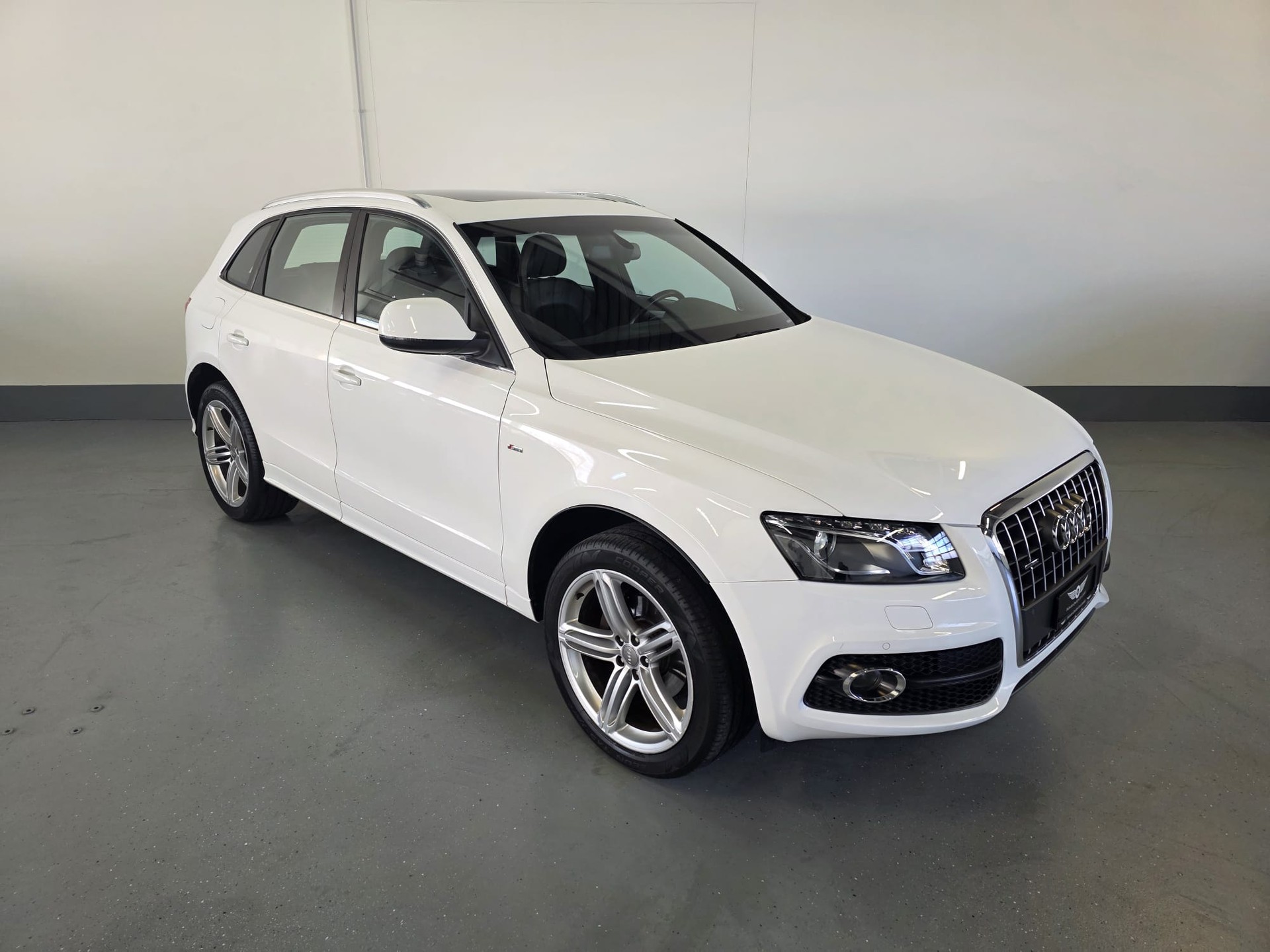 AUDI Q5 2.0 TFSI quattro S-tronic-showroom-element-1