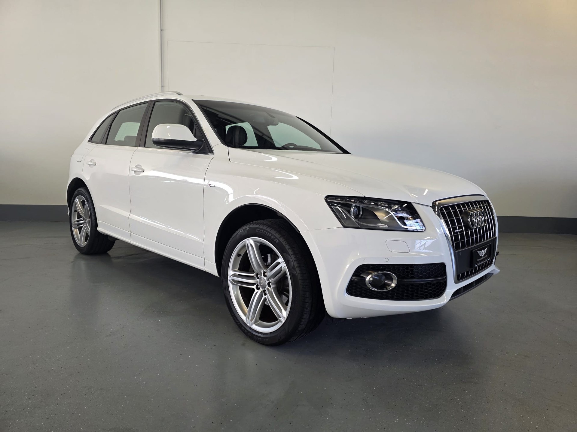 AUDI Q5 2.0 TFSI quattro S-tronic-showroom-element-2